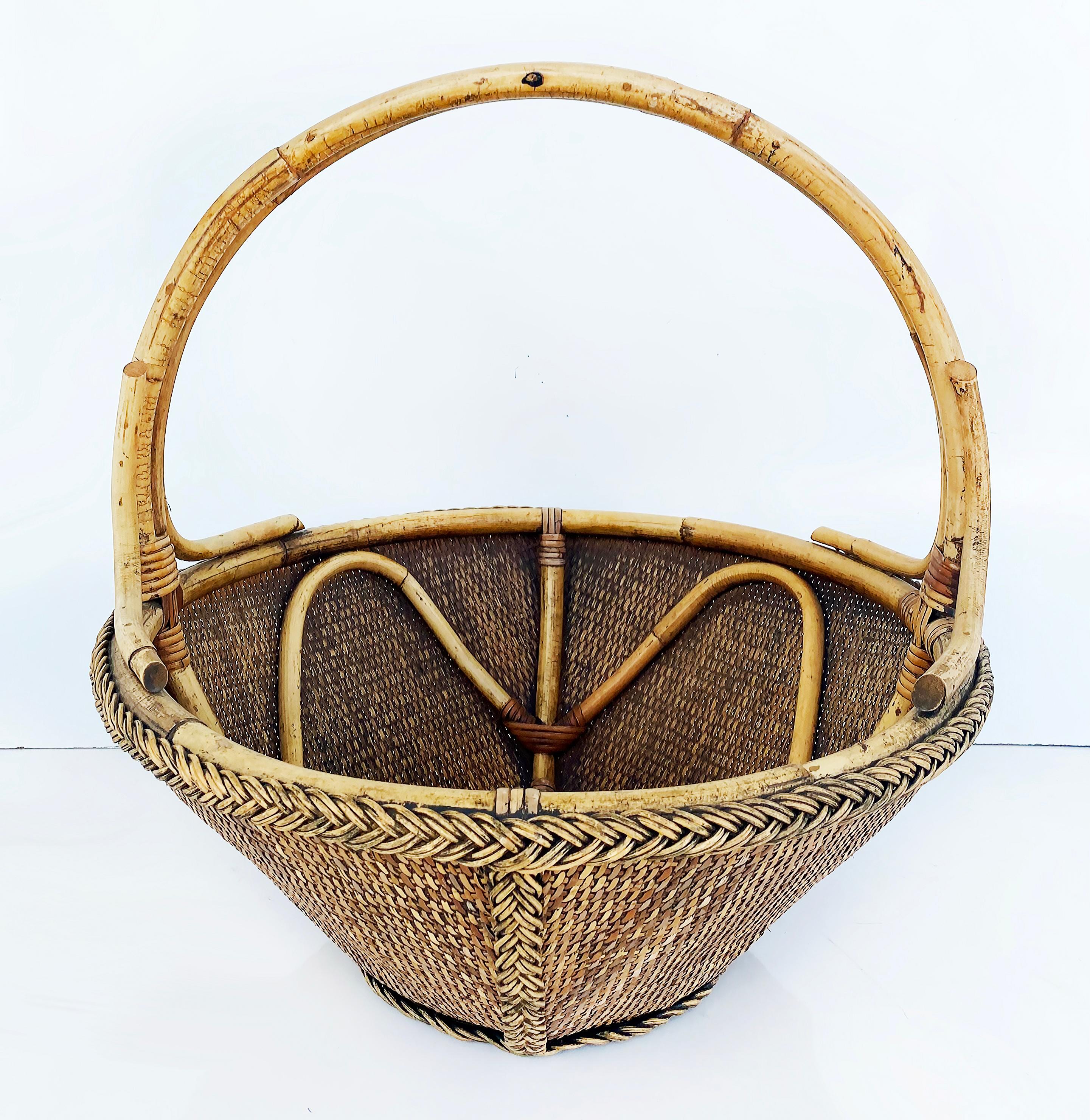20th Century Hand-Woven Rattan and Reed Basket with Handle and Braided Border For Sale