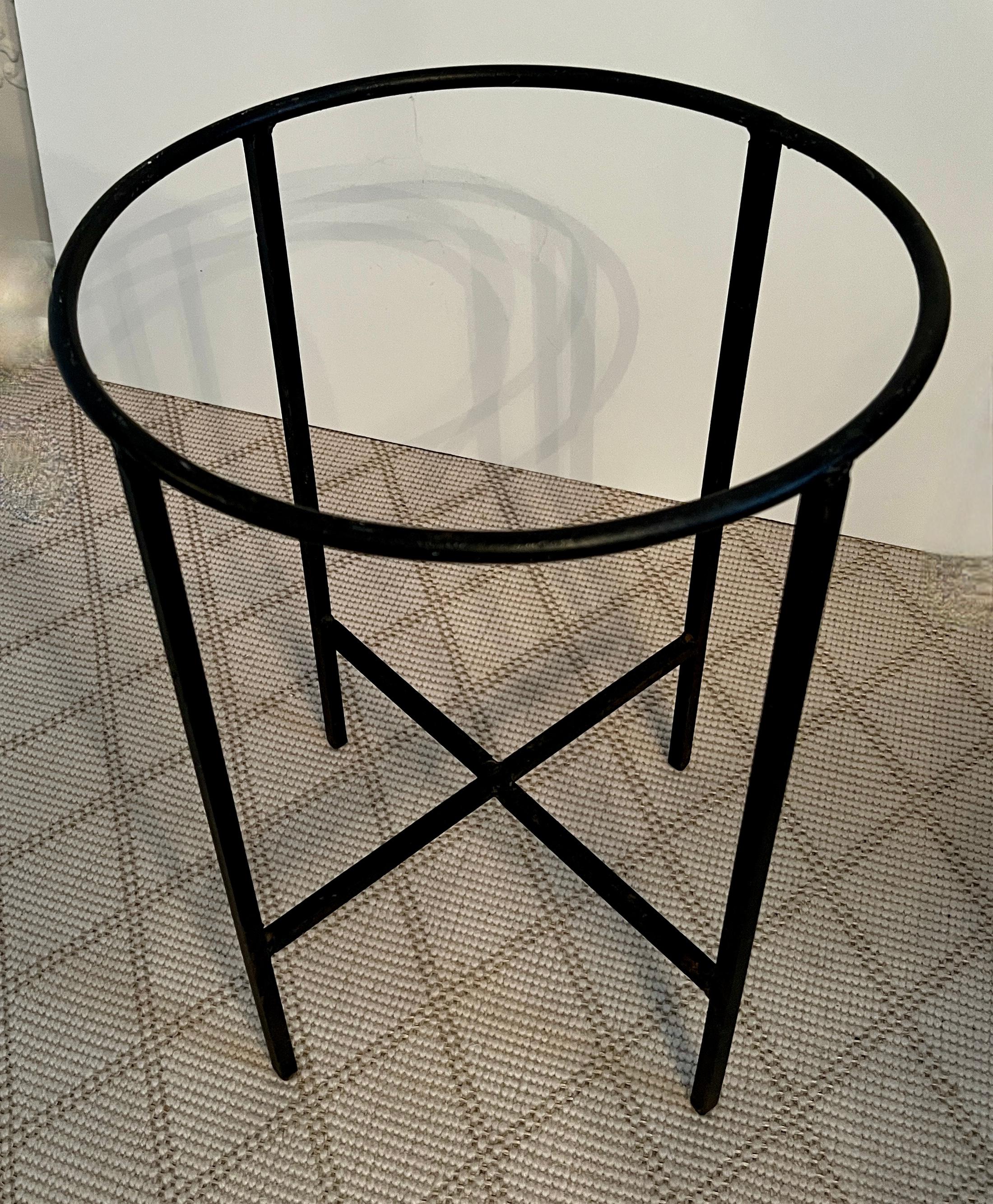 Cesta asiática de ratán tejida a mano sobre soporte de hierro forjado en Bueno estado para la venta en Los Angeles, CA