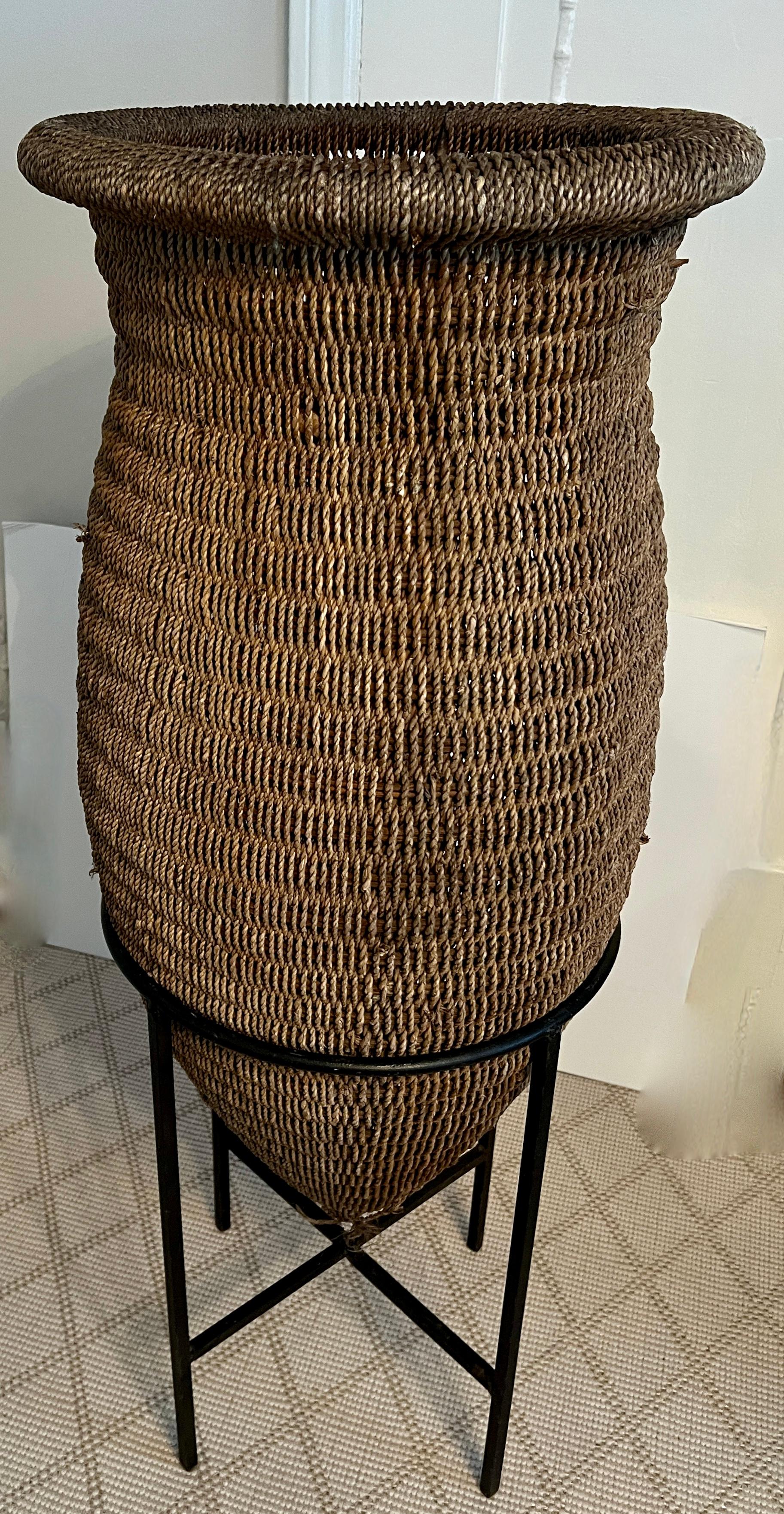 Cesta asiática de ratán tejida a mano sobre soporte de hierro forjado Yute en venta