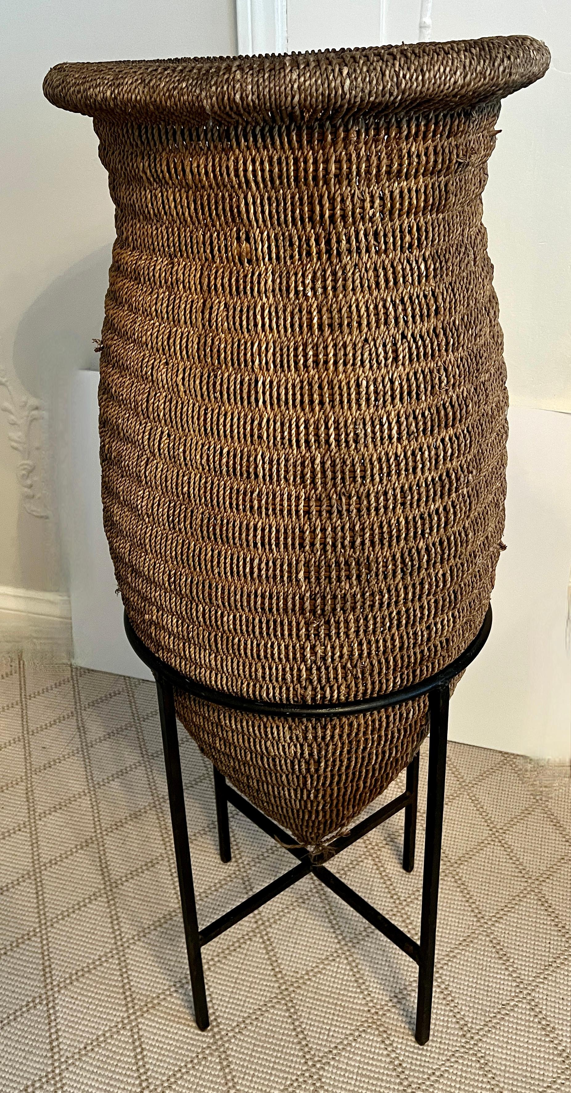 Cesta asiática de ratán tejida a mano sobre soporte de hierro forjado en venta 2