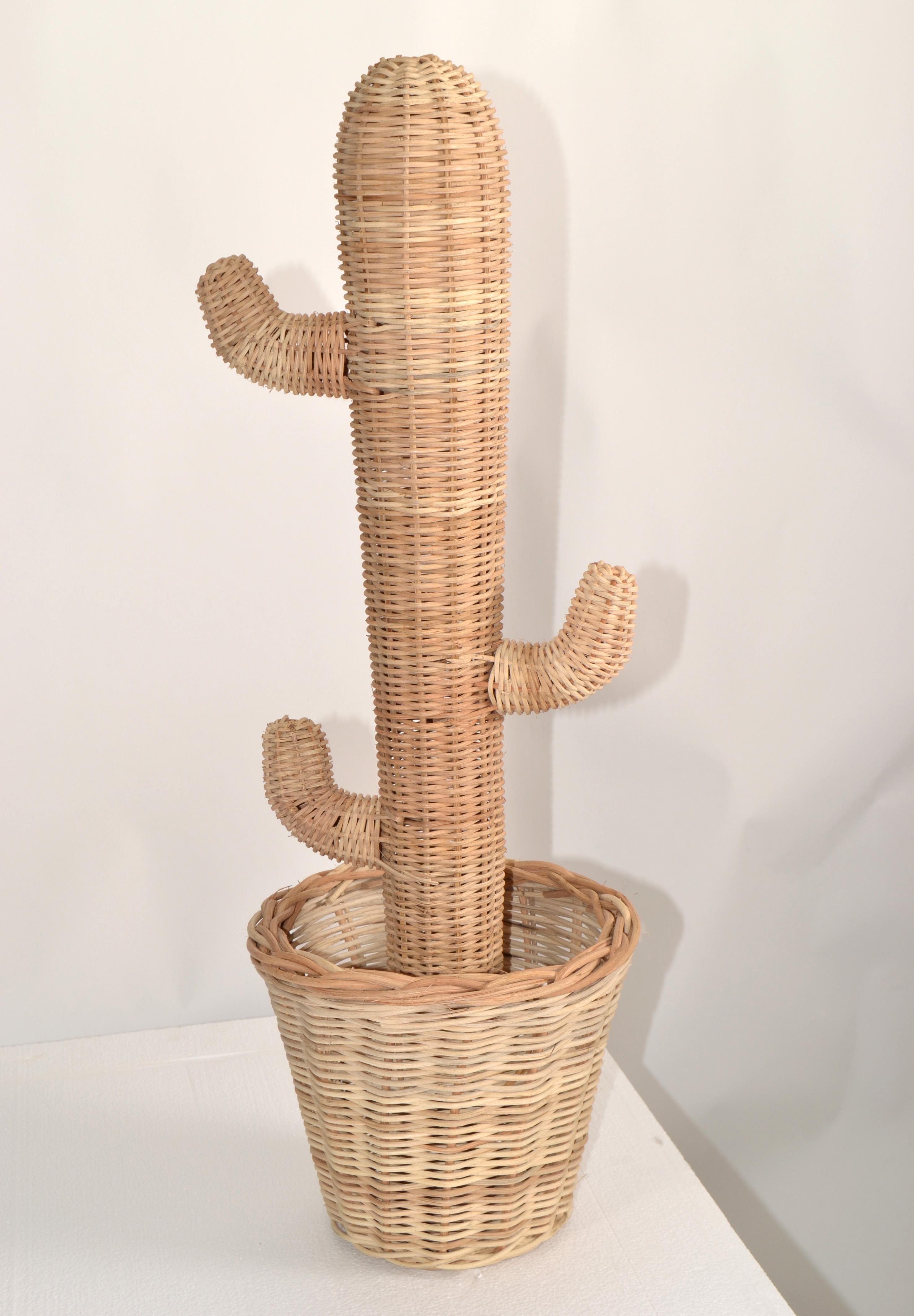 Bohémien Scultura di cactus in rattan intrecciato a mano 1970 stile bohémien Mario Lopez Torres in vendita