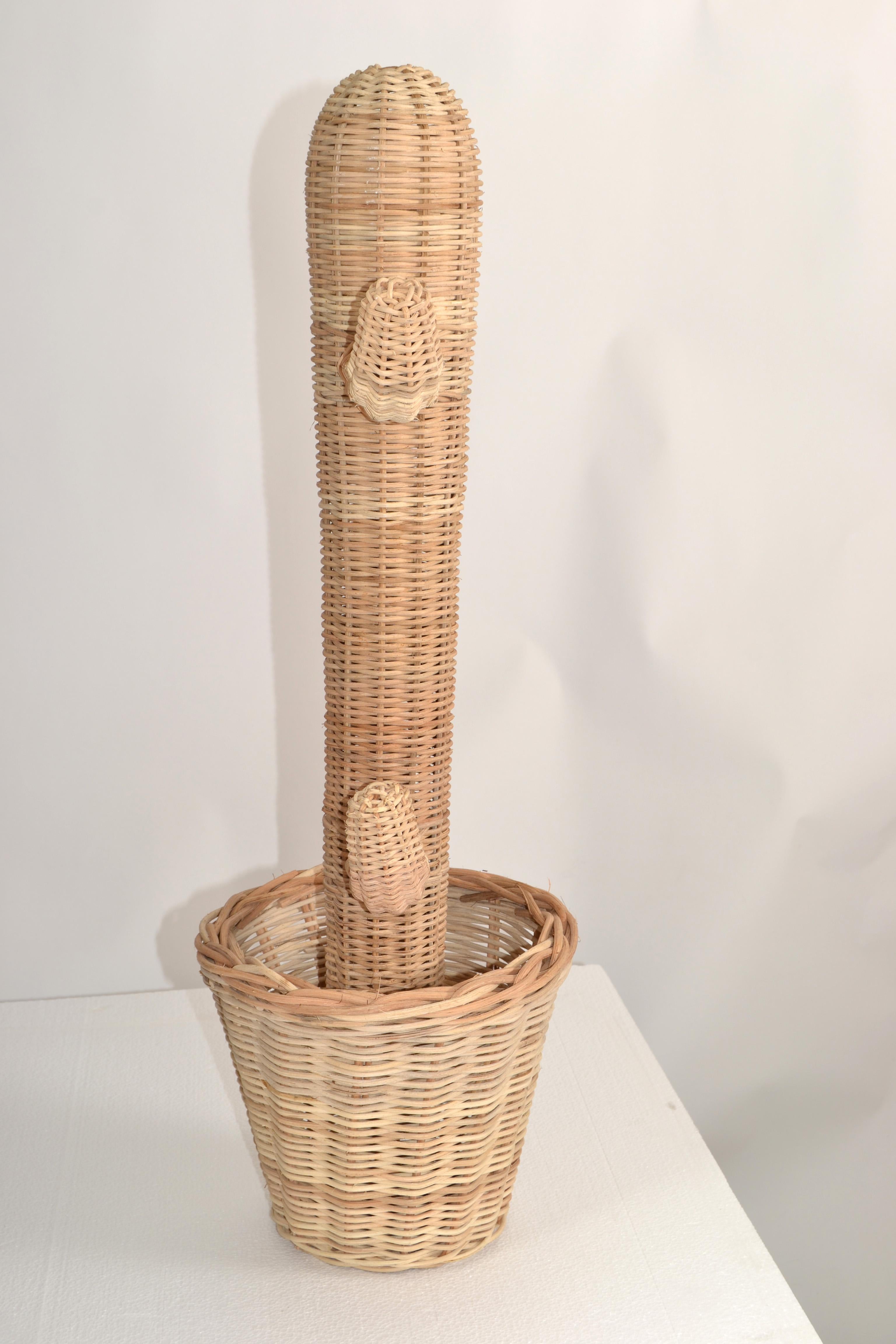Scultura di cactus in rattan intrecciato a mano 1970 stile bohémien Mario Lopez Torres In condizioni buone in vendita a Miami, FL