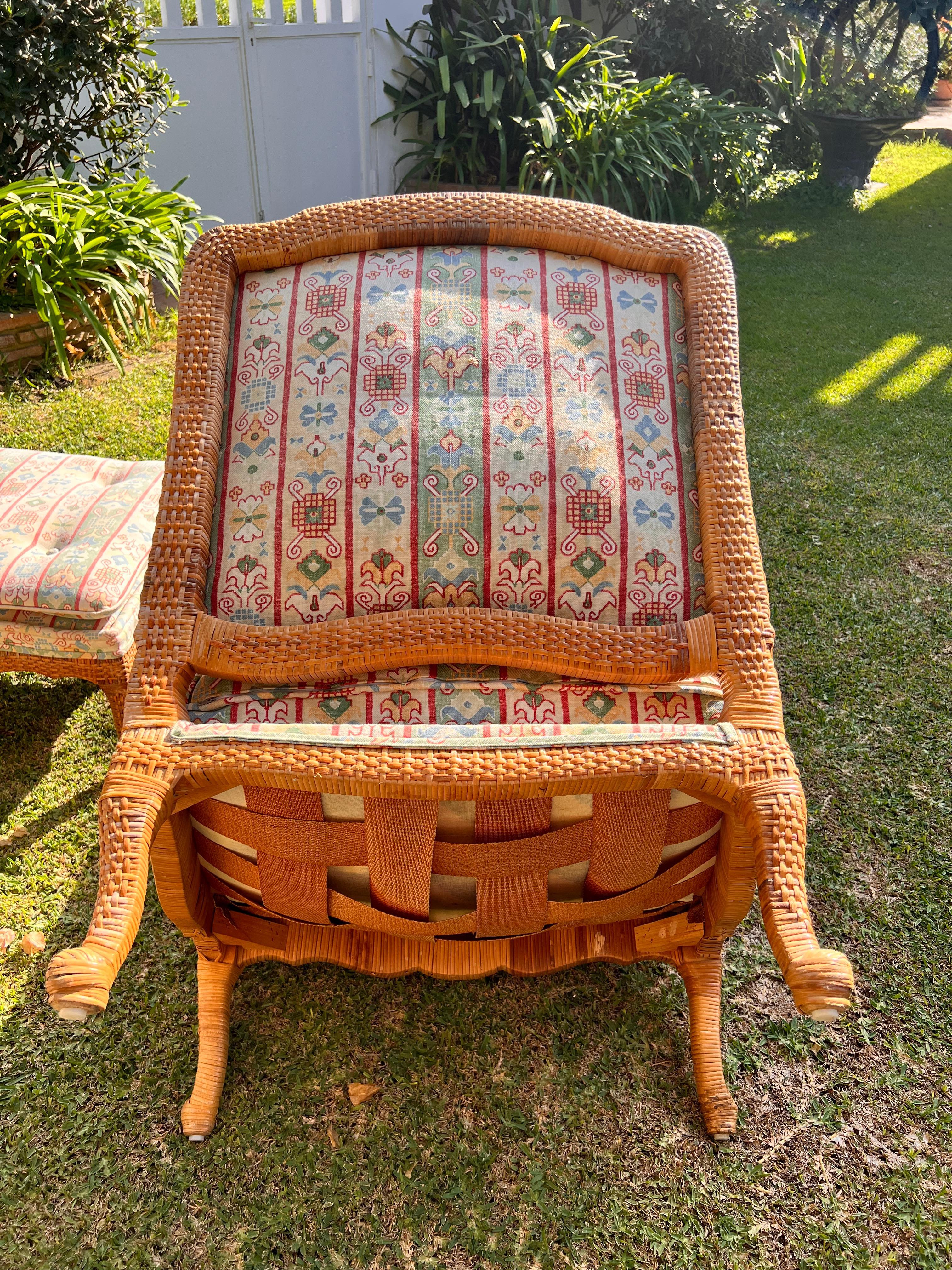 Handgeflochtene Rattan-Sessel aus den 1980er Jahren mit dazu passenden Puffs im Angebot 5