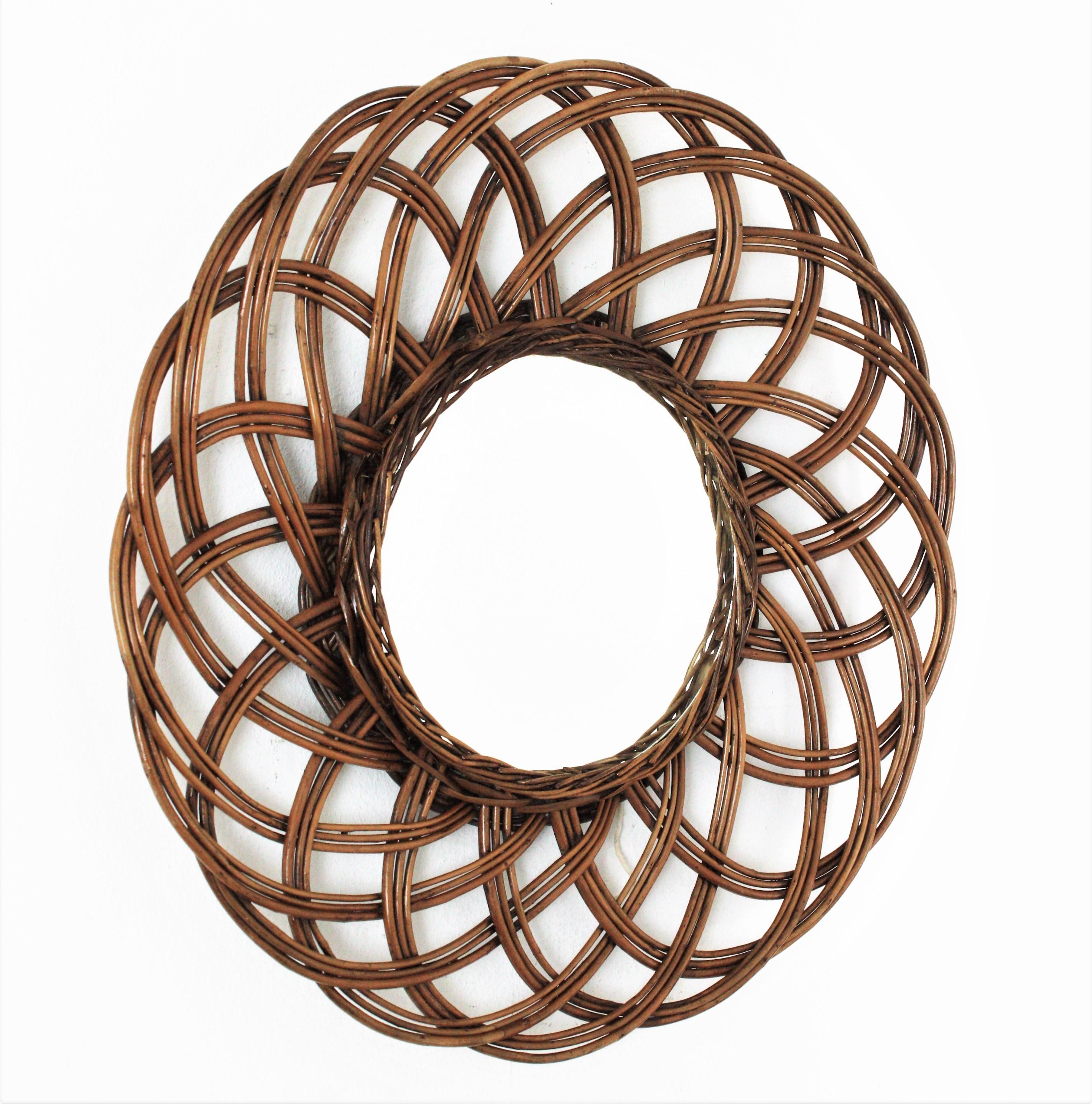 Miroir artisanal en forme de fleur en rotin avec cadre tressé. Espagne, années 1960.
Placez-le seul ou dans le cadre d'une composition murale de miroirs en rotin. Il sera un bel accent dans toute décoration de maison naturelle, bohème, de plage ou