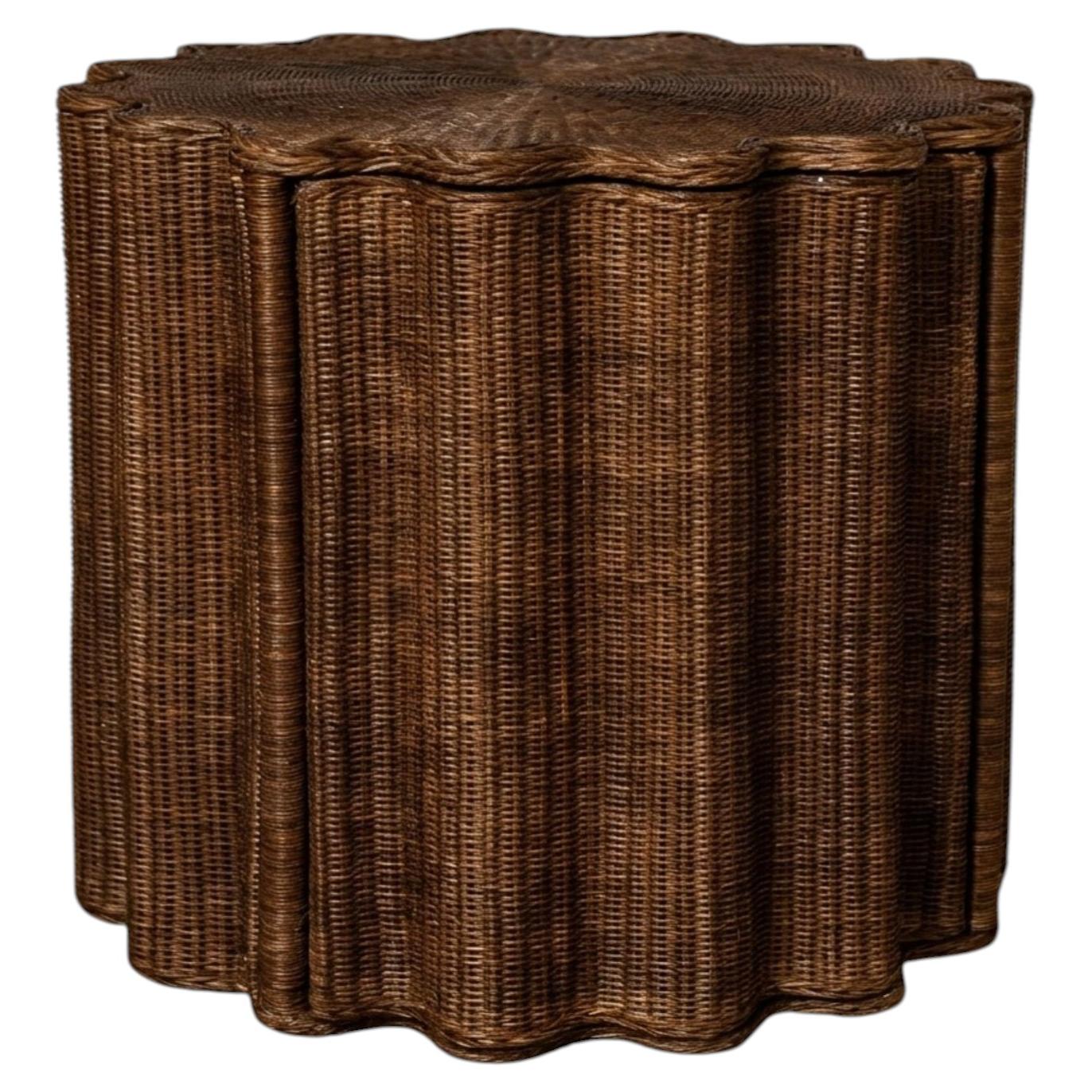 Ruby Scalloped Wicker Beistelltisch mit versteckter Aufbewahrung - Teak Finish