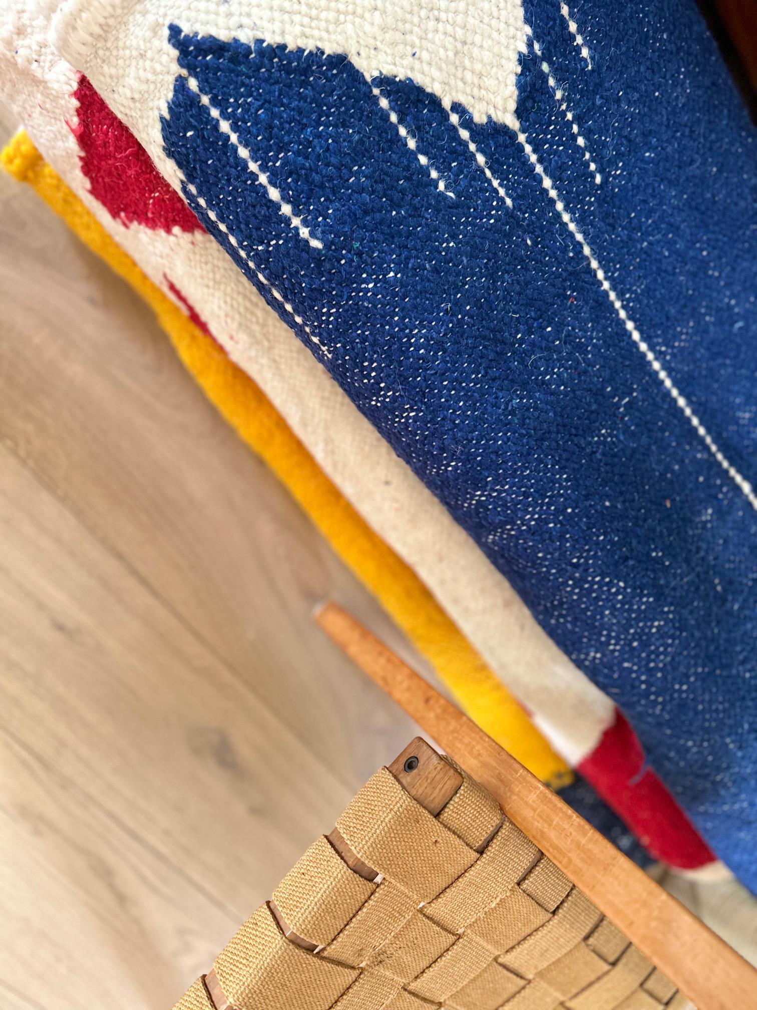 XXI secolo e contemporaneo Tappeto tessuto a mano, 100% lana, blu. Pezzo unico. in vendita