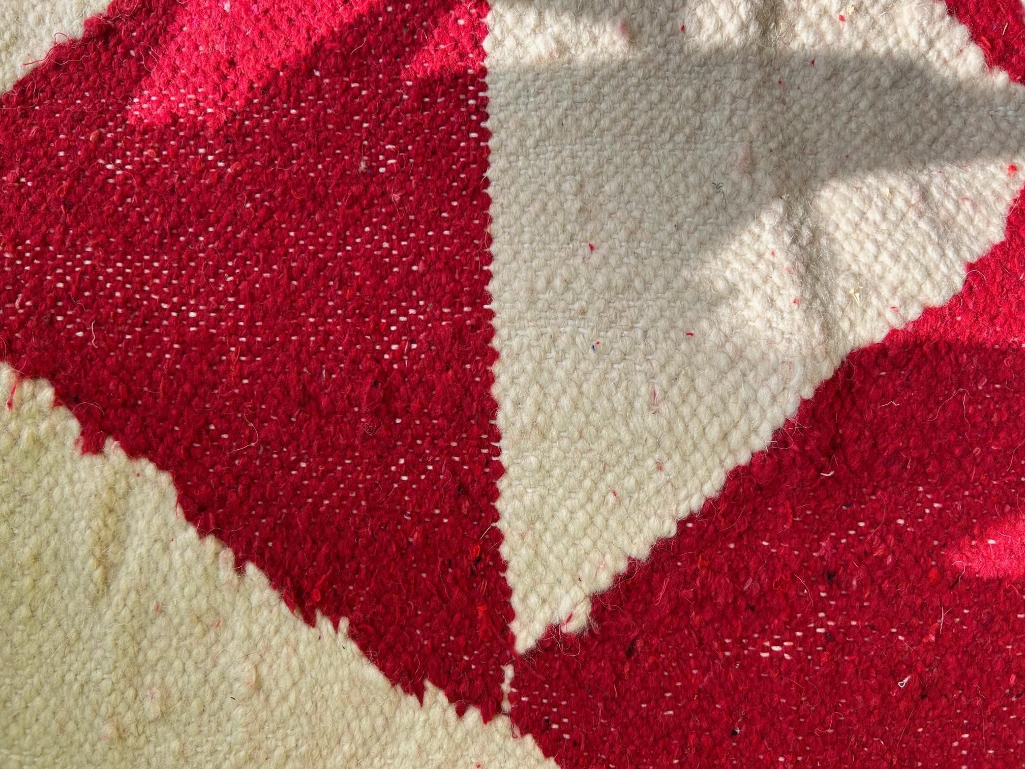 Handgewebter Teppich, 100 % Wolle, rot. Einzigartiges Stück. (21. Jahrhundert und zeitgenössisch) im Angebot