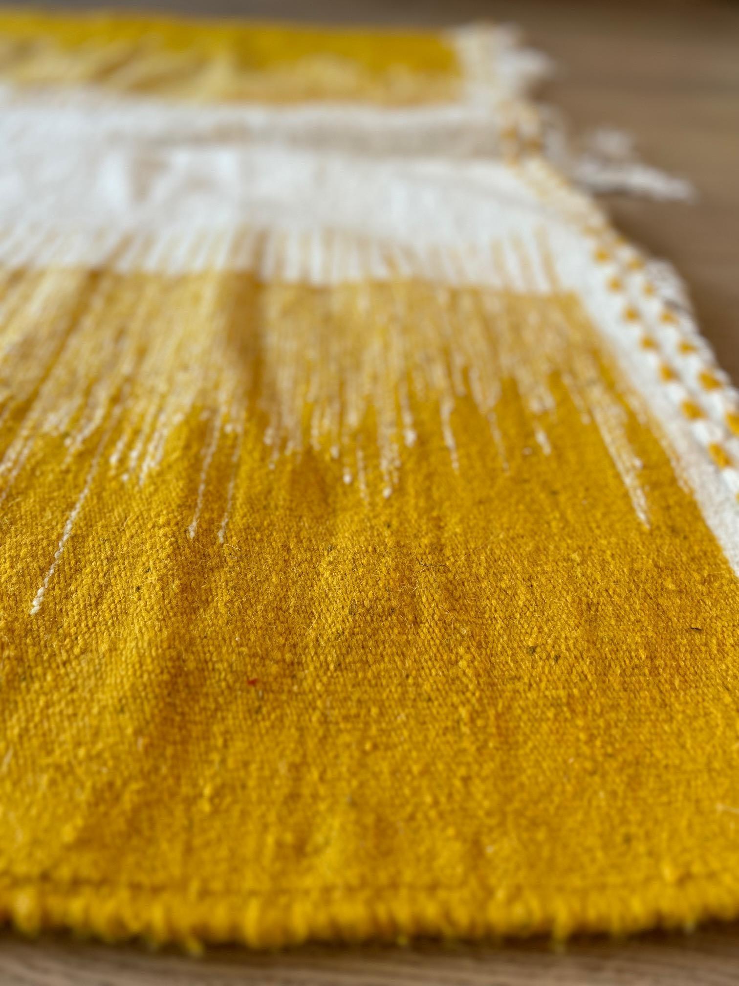 Alfombra tejida a mano, 100% lana, amarilla. Pieza única. Marroquí en venta