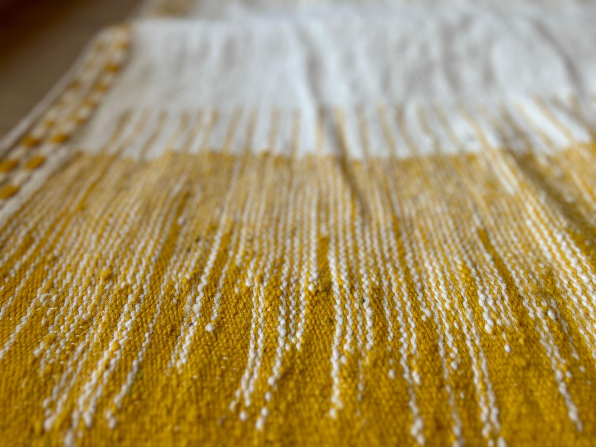 Alfombra tejida a mano, 100% lana, amarilla. Pieza única. en Excelente estado para la venta en Tourinnes-la-Grosse (Beauvechain), BE