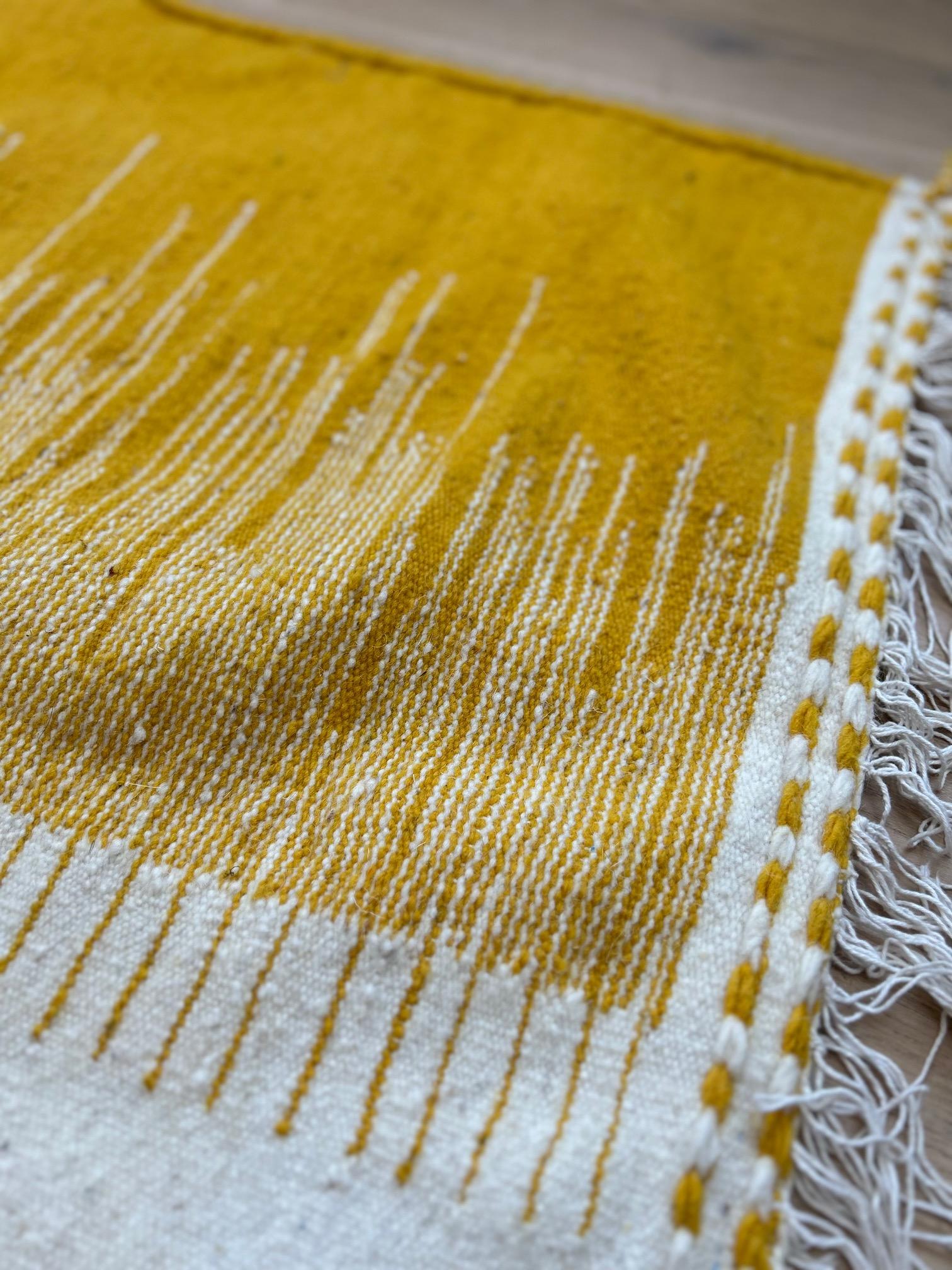 Alfombra tejida a mano, 100% lana, amarilla. Pieza única. Siglo XXI y contemporáneo en venta