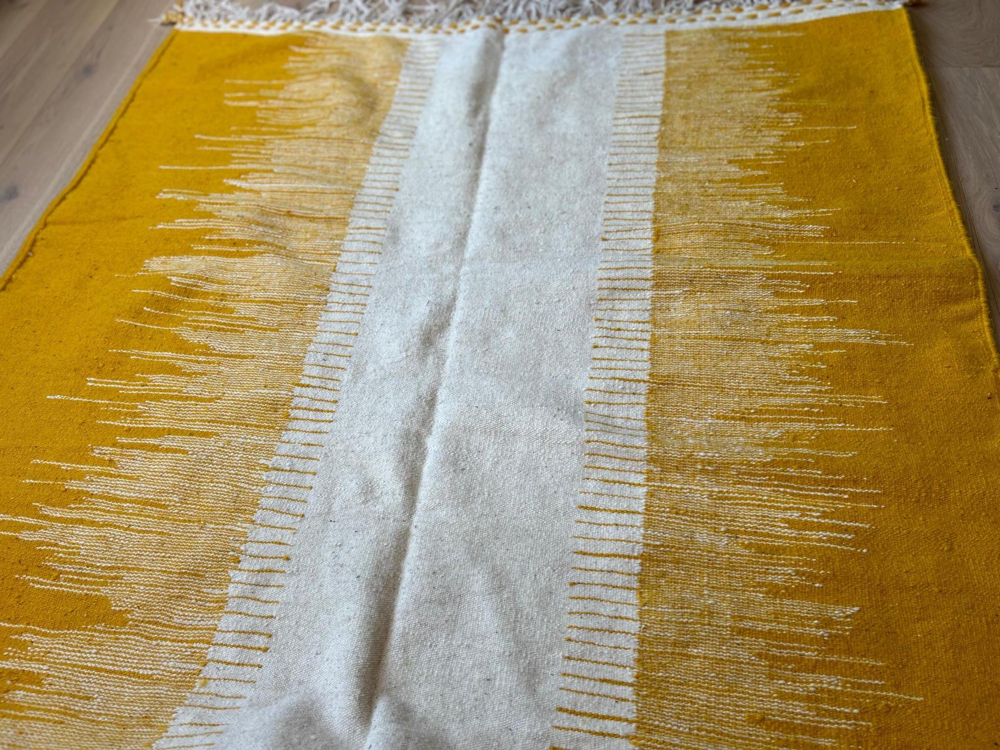 Alfombra tejida a mano, 100% lana, amarilla. Pieza única. Lana en venta