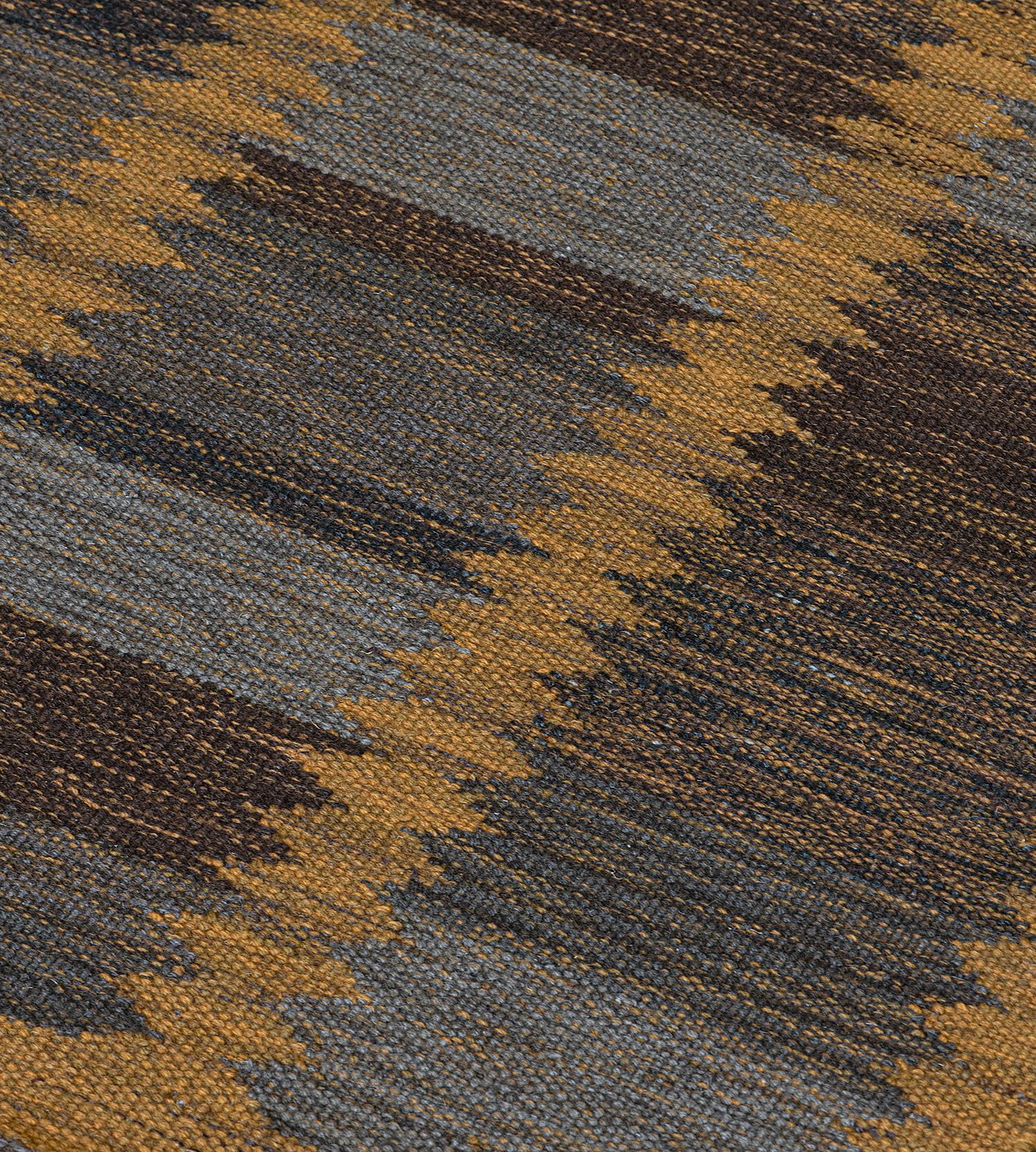 Die Kollektion Mansour Modern Swedish ist in erster Linie von alten schwedischen Flachgewebe-Teppichen inspiriert, deren geometrische Muster auch im 21. Jahrhundert noch aktuell sind. In der Kollektion werden verschiedene Flachgewebetechniken