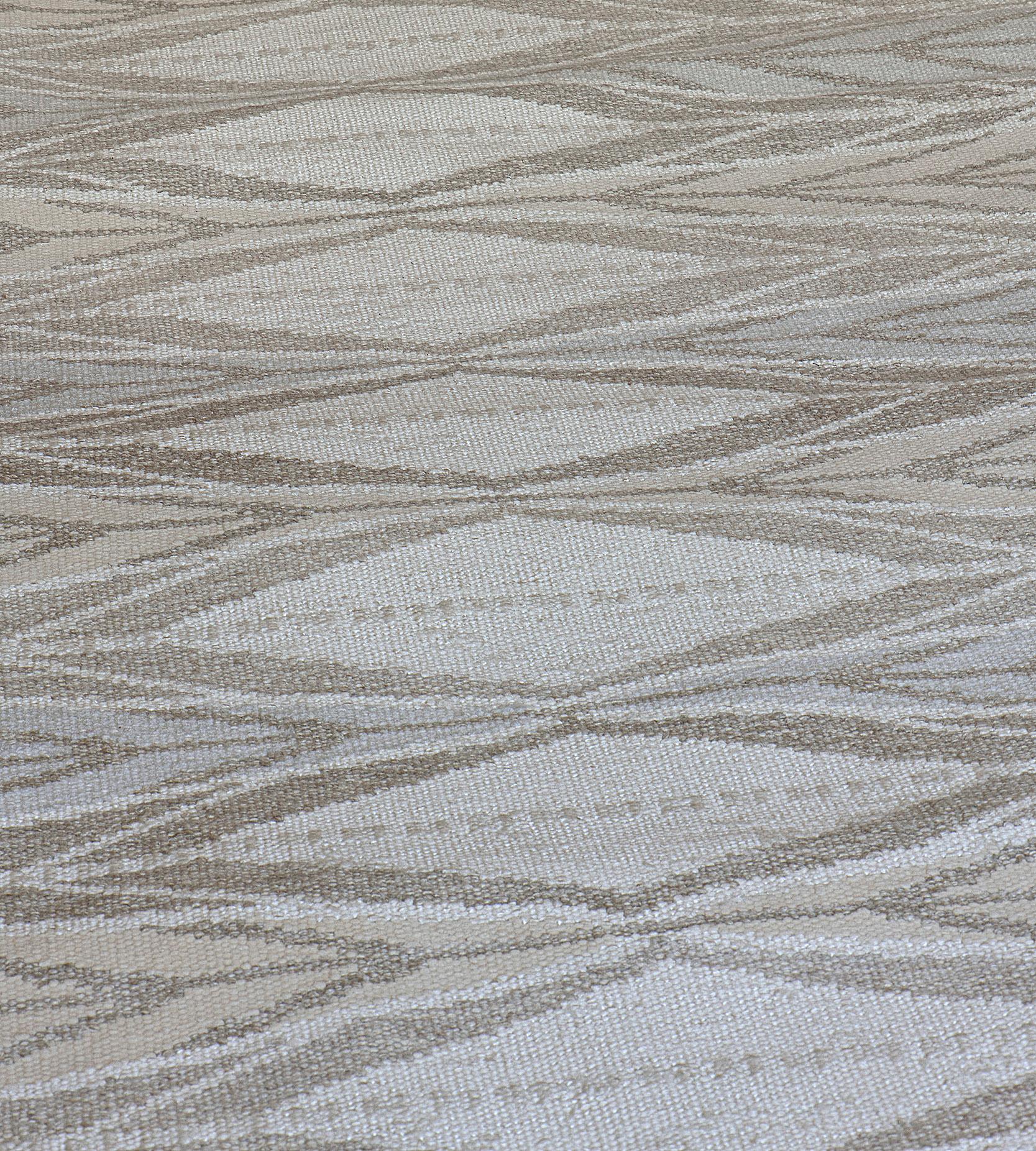 Die Kollektion Mansour Modern Swedish ist in erster Linie von alten schwedischen Flachgewebe-Teppichen inspiriert, deren geometrische Muster auch im 21. Jahrhundert noch aktuell sind. In der Kollektion werden verschiedene Flachgewebetechniken
