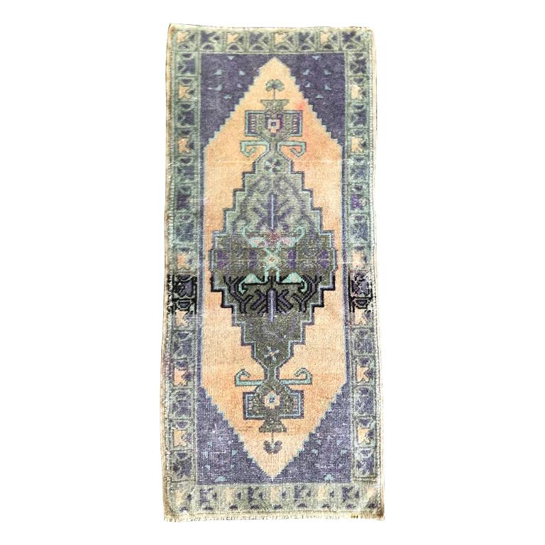 Tapis turc tissé à la main, violet, rose pastel et pêche, avec détails géométriques en vente
