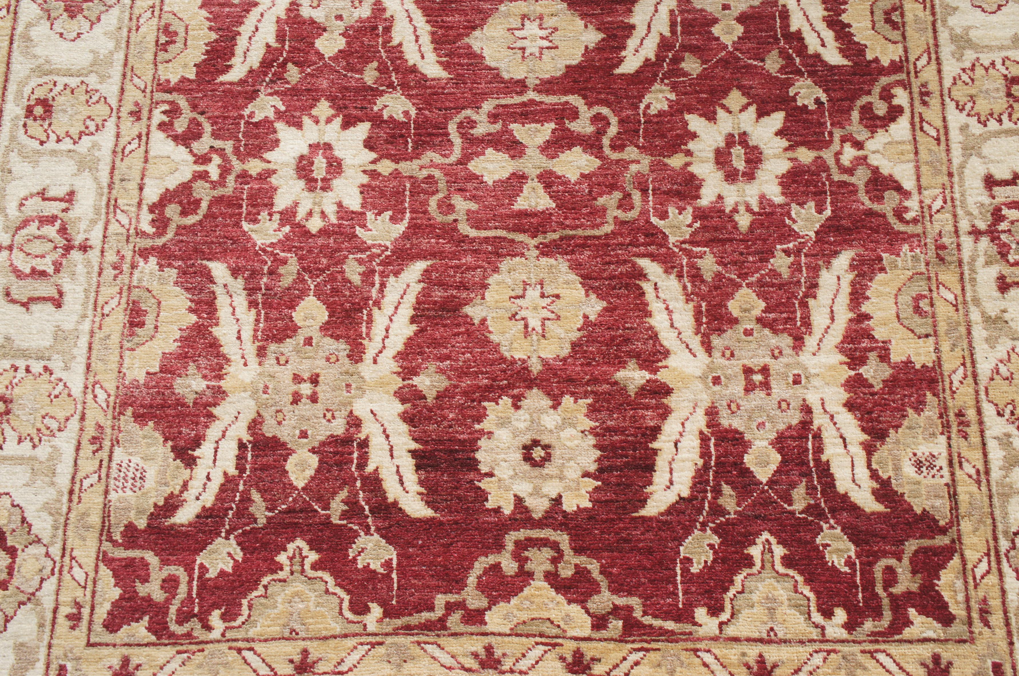 Tappeto turco intrecciato a mano in lana rossa e beige a motivi floreali 5' x 7' in vendita 1