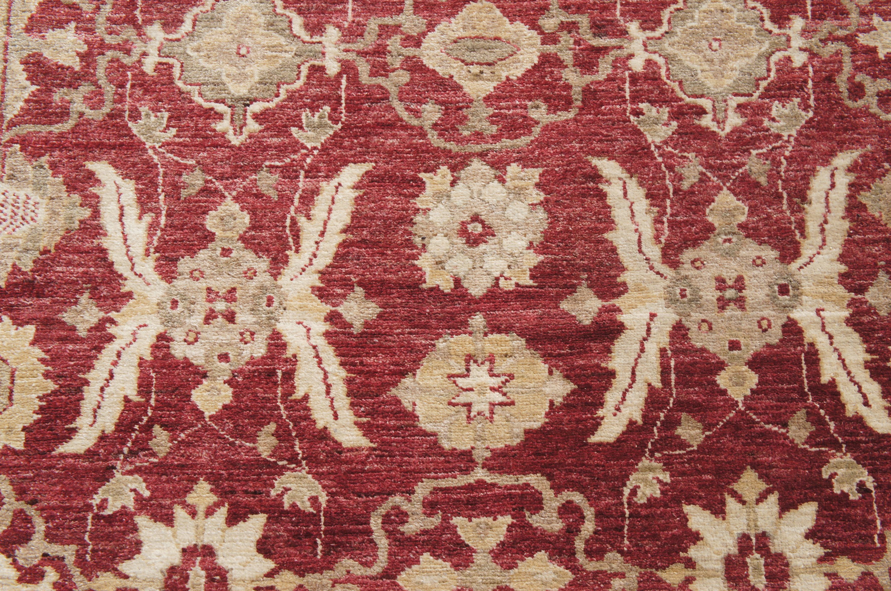 Tappeto turco intrecciato a mano in lana rossa e beige a motivi floreali 5' x 7' in vendita 2