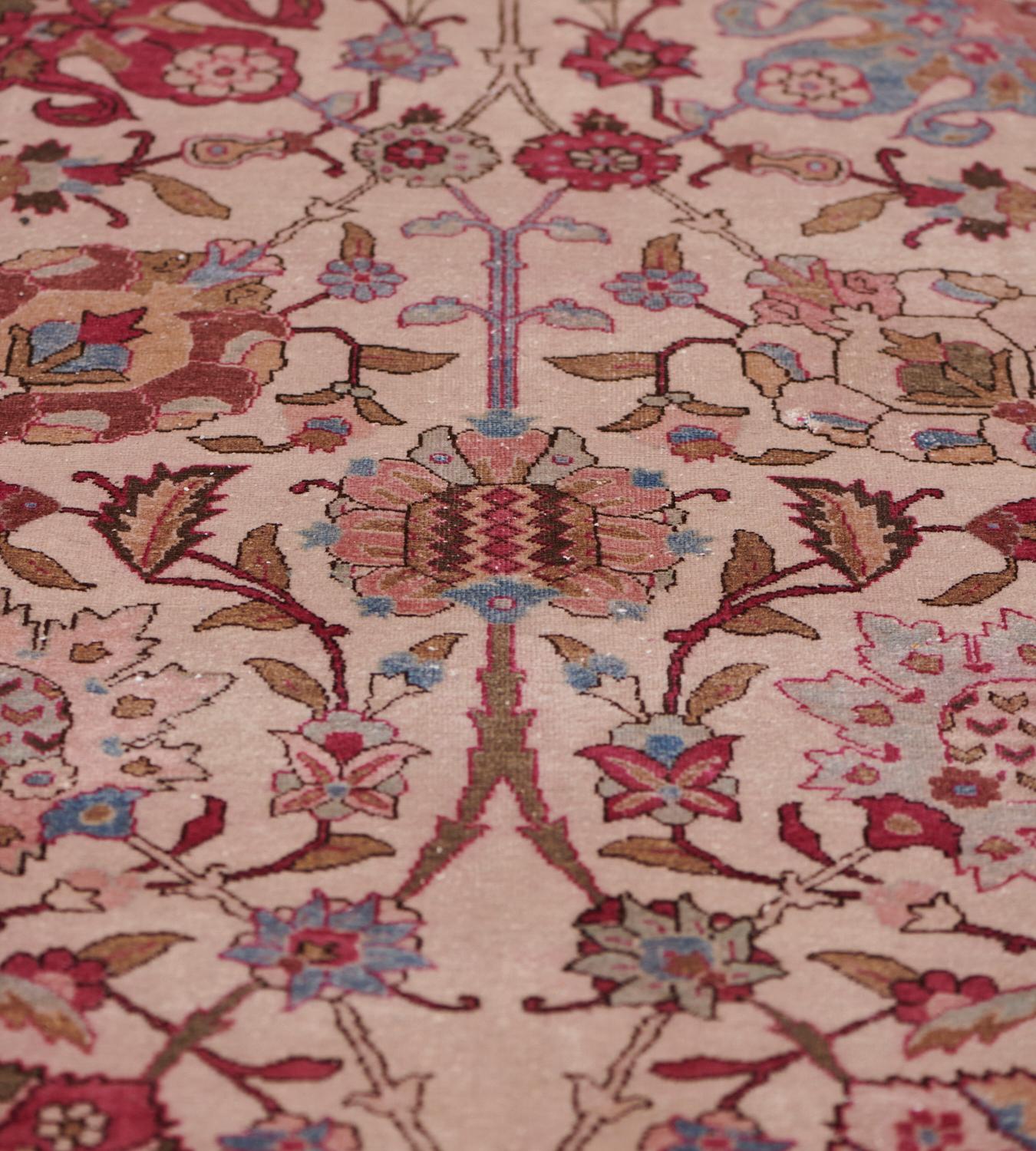 Handgewebter Vintage CIRCA-1940 Rosa geblümter persischer Wollteppich Tabriz (Wolle) im Angebot