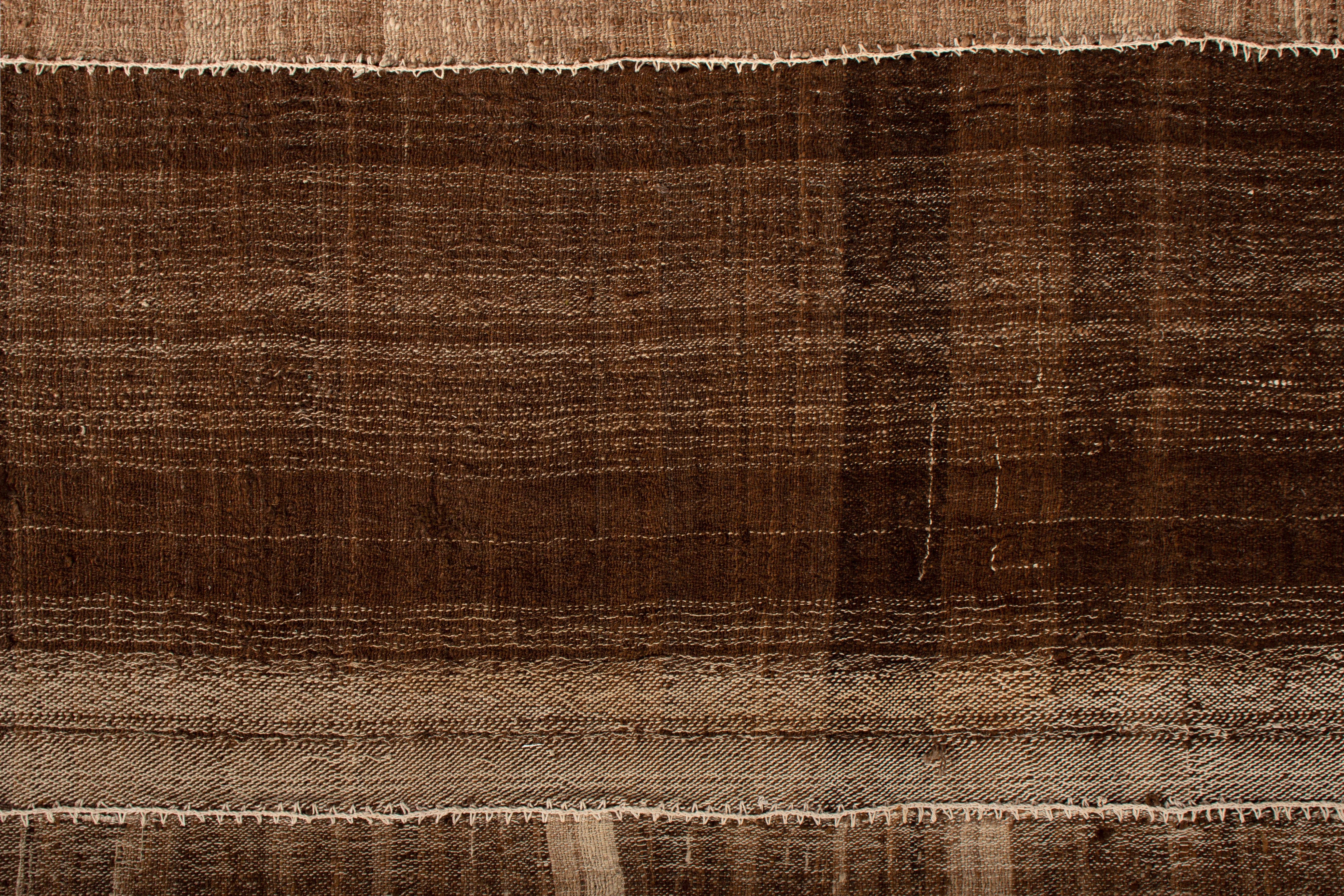 Tapis Kilim persan vintage tissé à la main à motif de rayures beiges et brunes par Rug & Kilim Bon état à Long Island City, NY