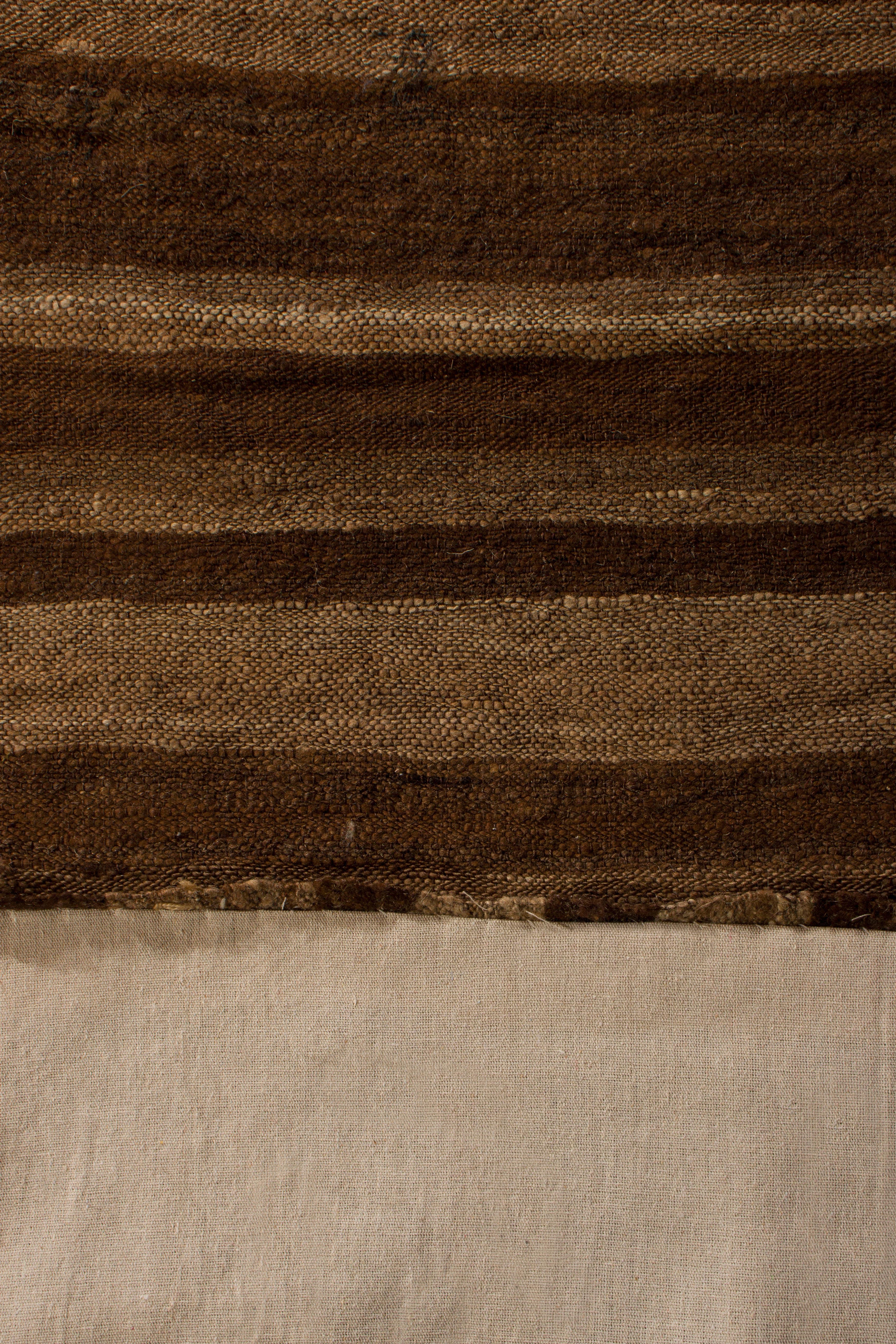 Milieu du XXe siècle Tapis Kilim persan vintage tissé à la main à motif de rayures beiges et brunes par Rug & Kilim