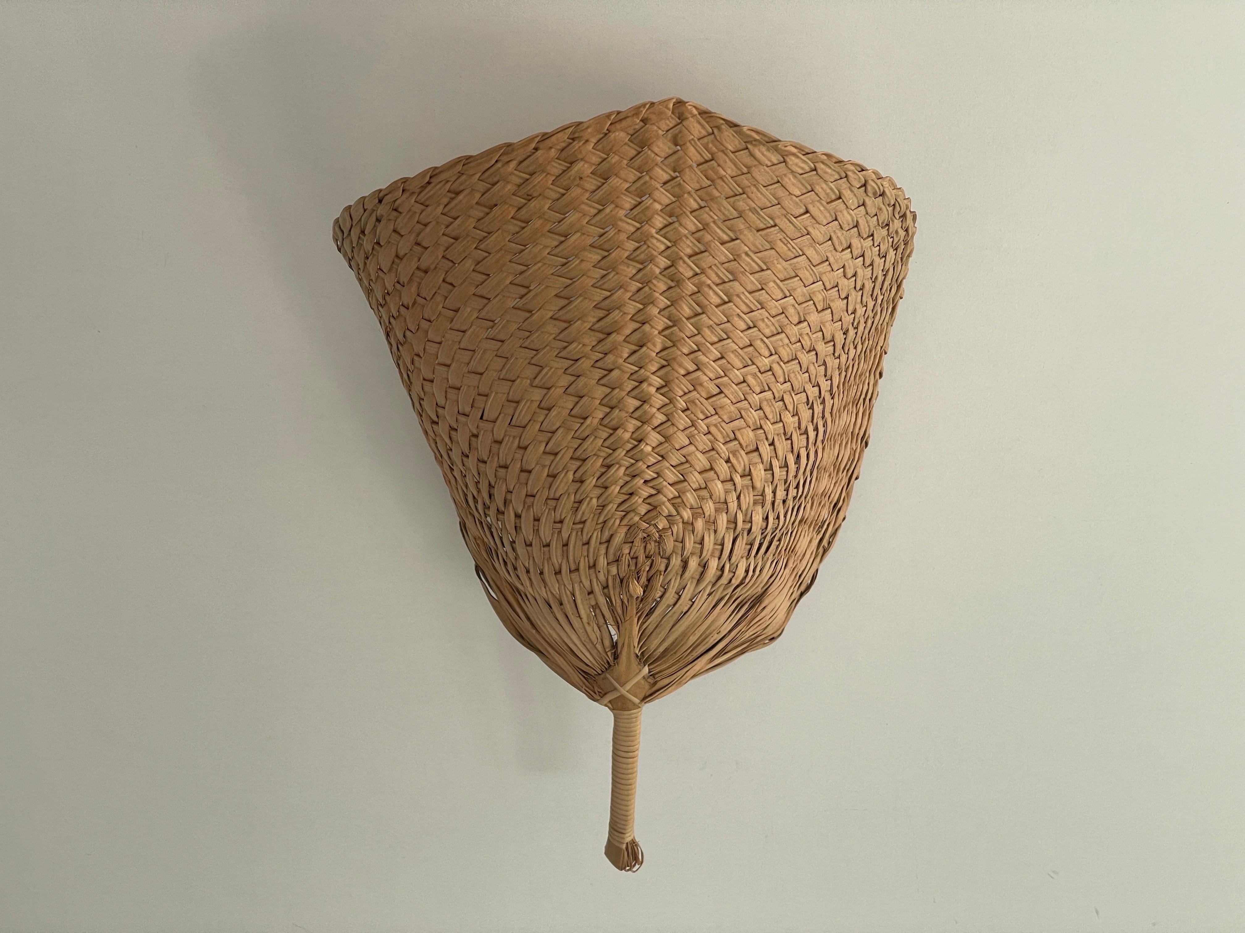 Hand-woven Wicker Palmate Leaf Design Single Sconce, 1960s, Germany

Lampshade is in very good vintage condition.
No crack, no missed piece.

This lamp works with E14 light bulb. Max 100W
Wired and suitable to use with 220V and 110V for all