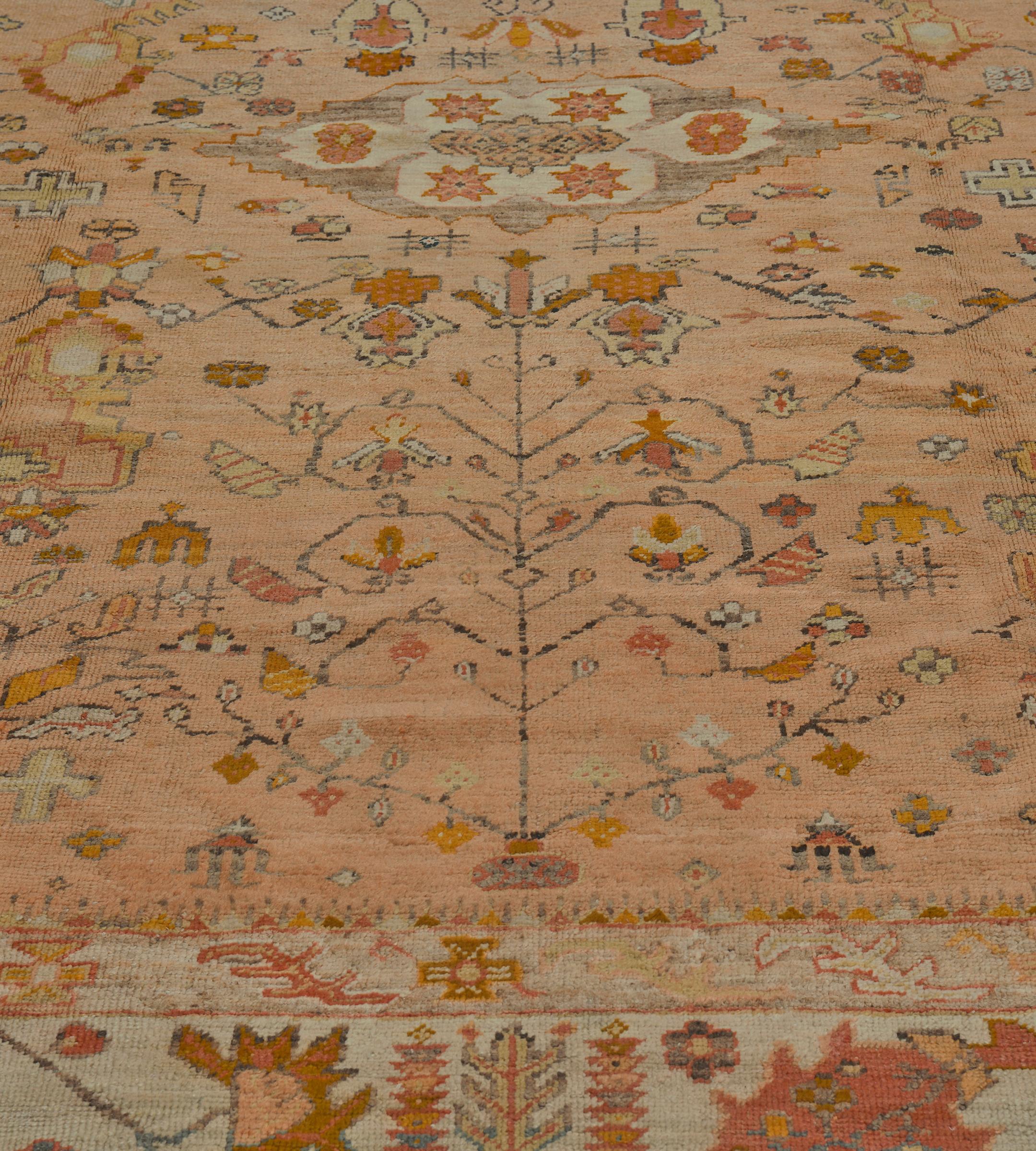 Tappeto Anatolian Oushak tessuto a mano in lana antica CIRCA 1880 con fiori rosa in vendita 4
