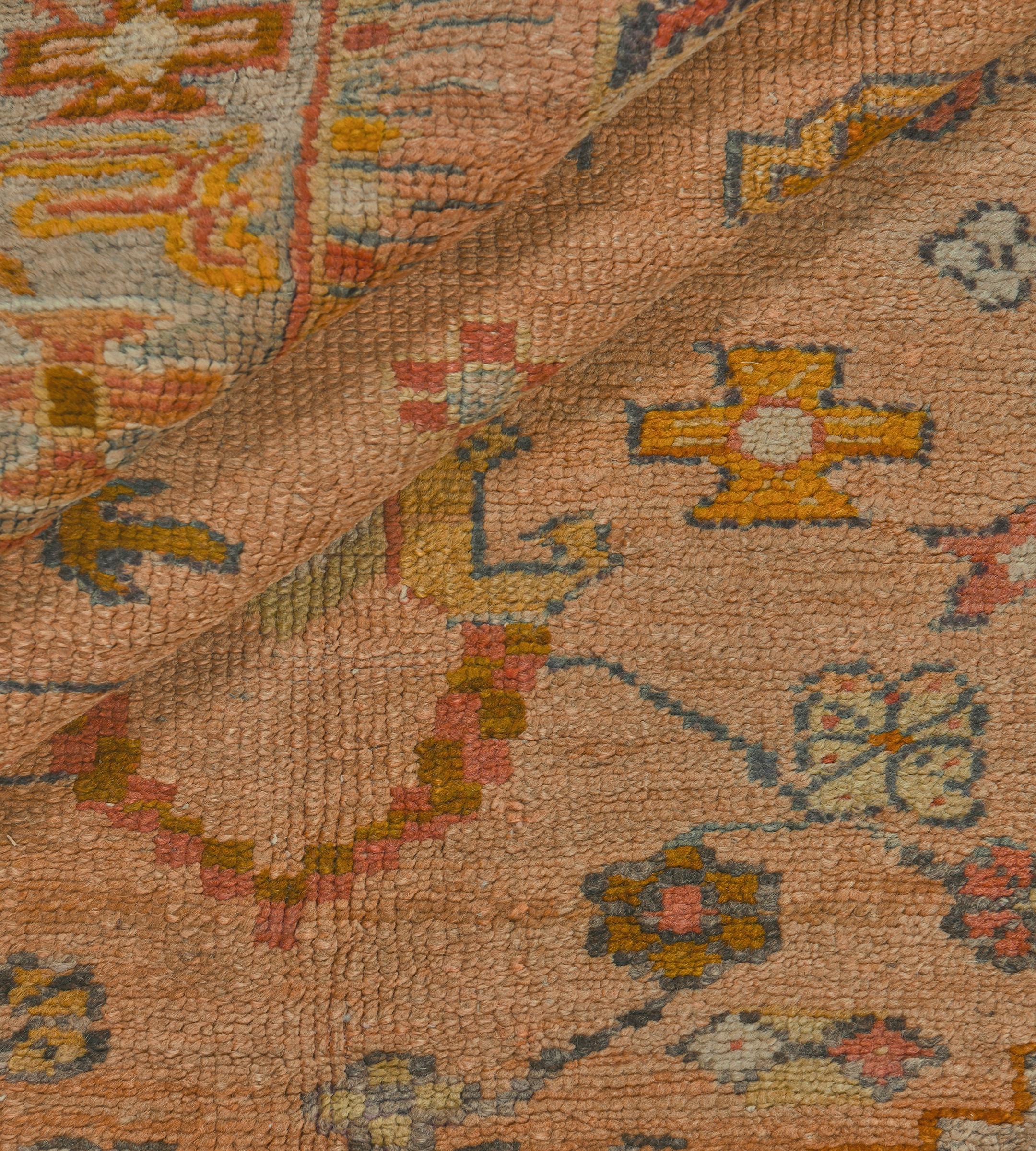 Tappeto Anatolian Oushak tessuto a mano in lana antica CIRCA 1880 con fiori rosa in vendita 5