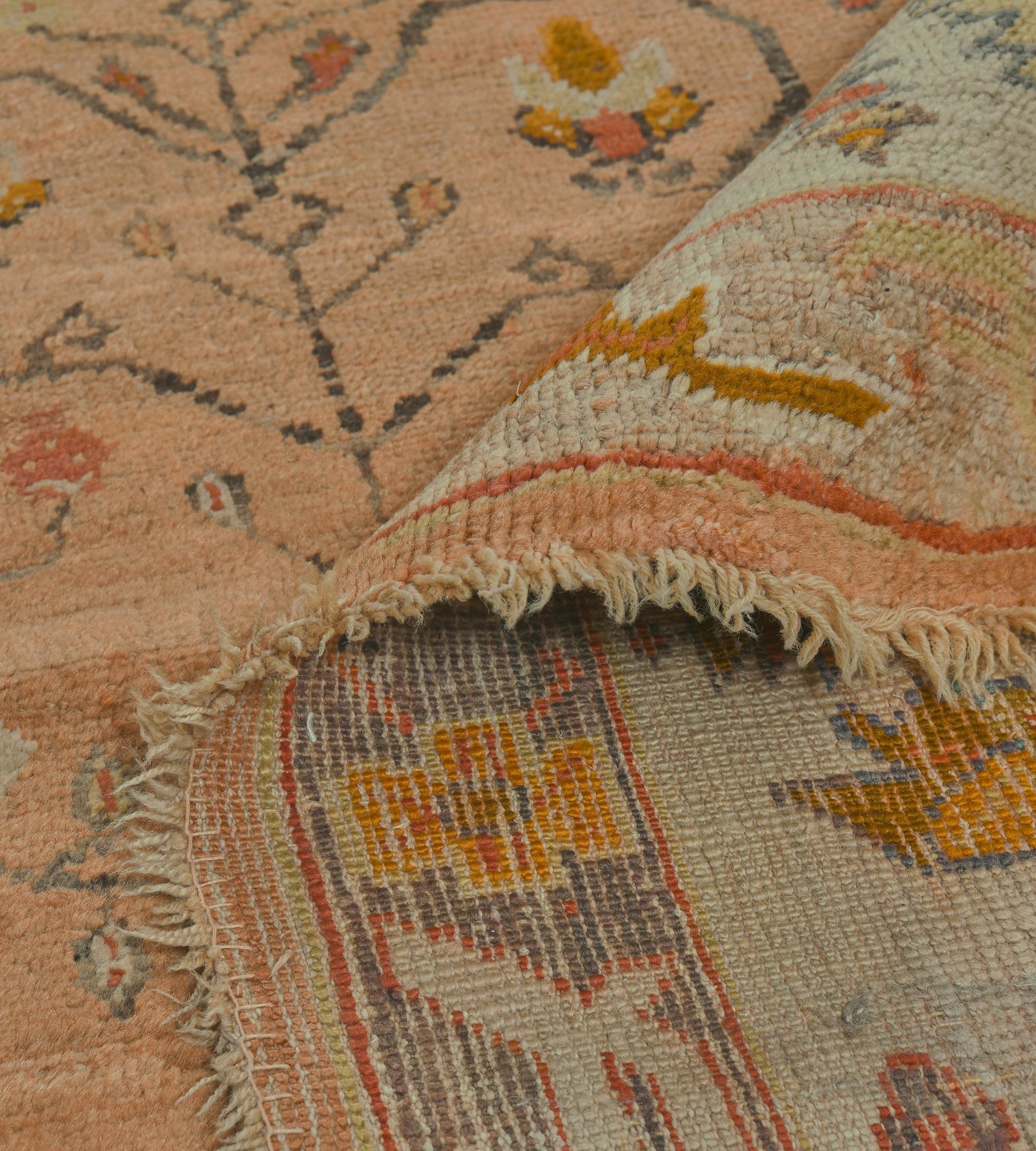 Tappeto Anatolian Oushak tessuto a mano in lana antica CIRCA 1880 con fiori rosa in vendita 6