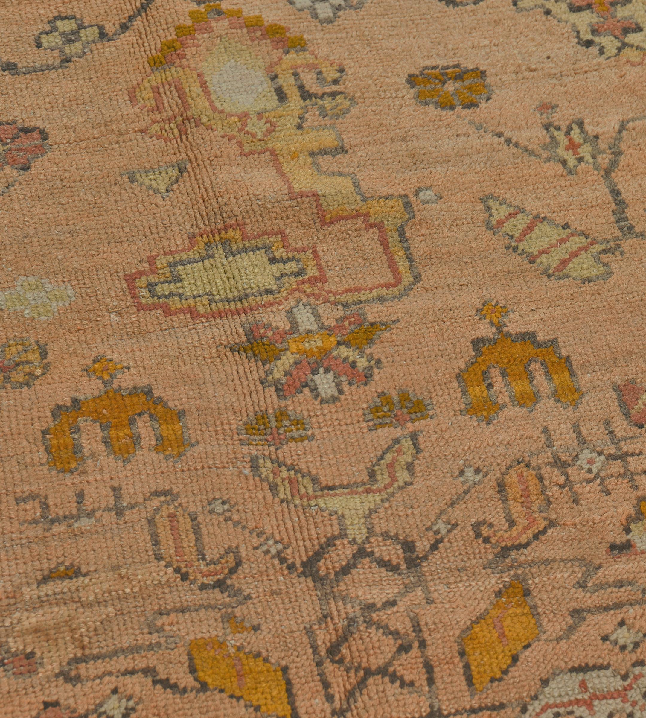 Annodato a mano Tappeto Anatolian Oushak tessuto a mano in lana antica CIRCA 1880 con fiori rosa in vendita