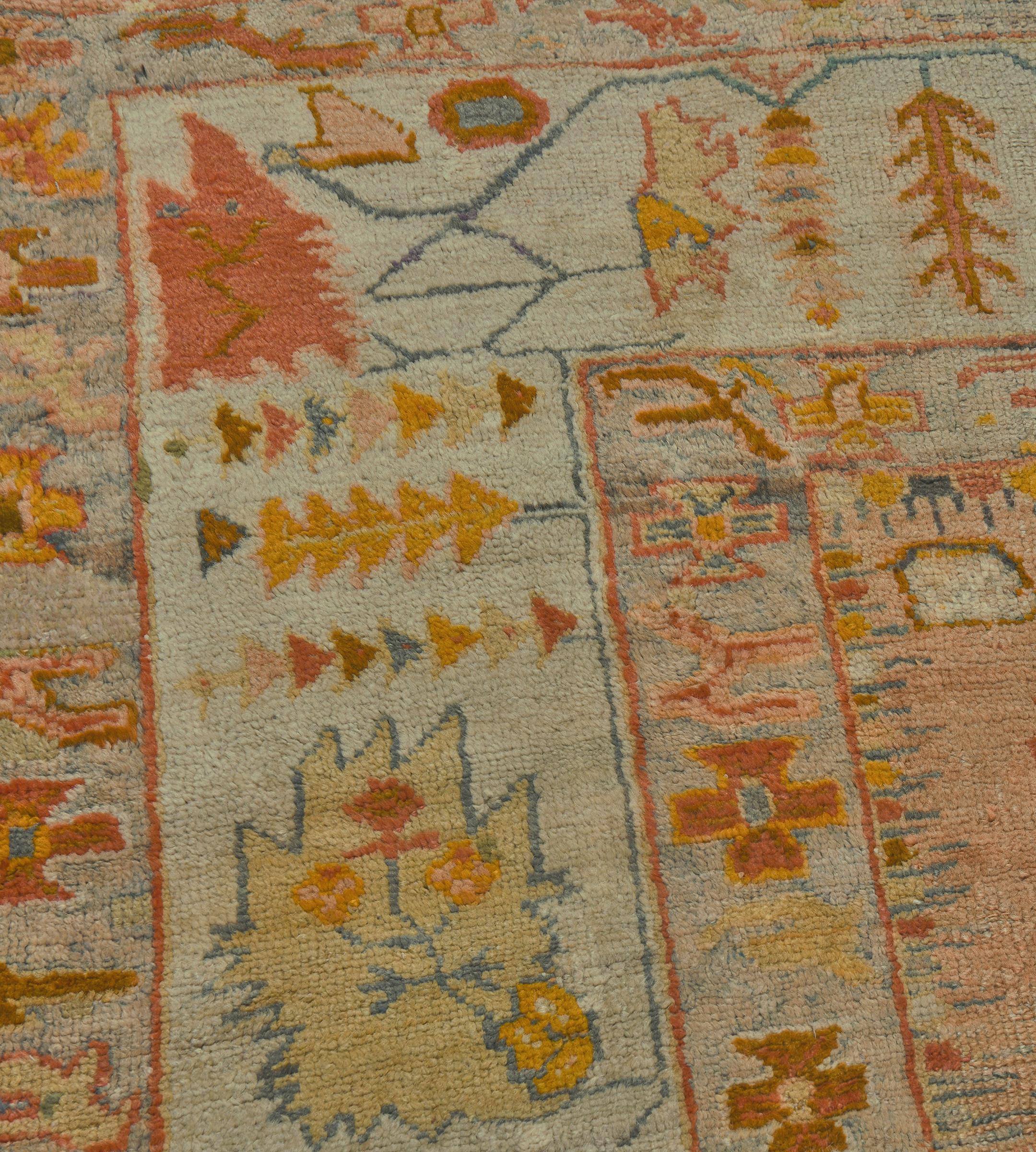 Tappeto Anatolian Oushak tessuto a mano in lana antica CIRCA 1880 con fiori rosa in vendita 1