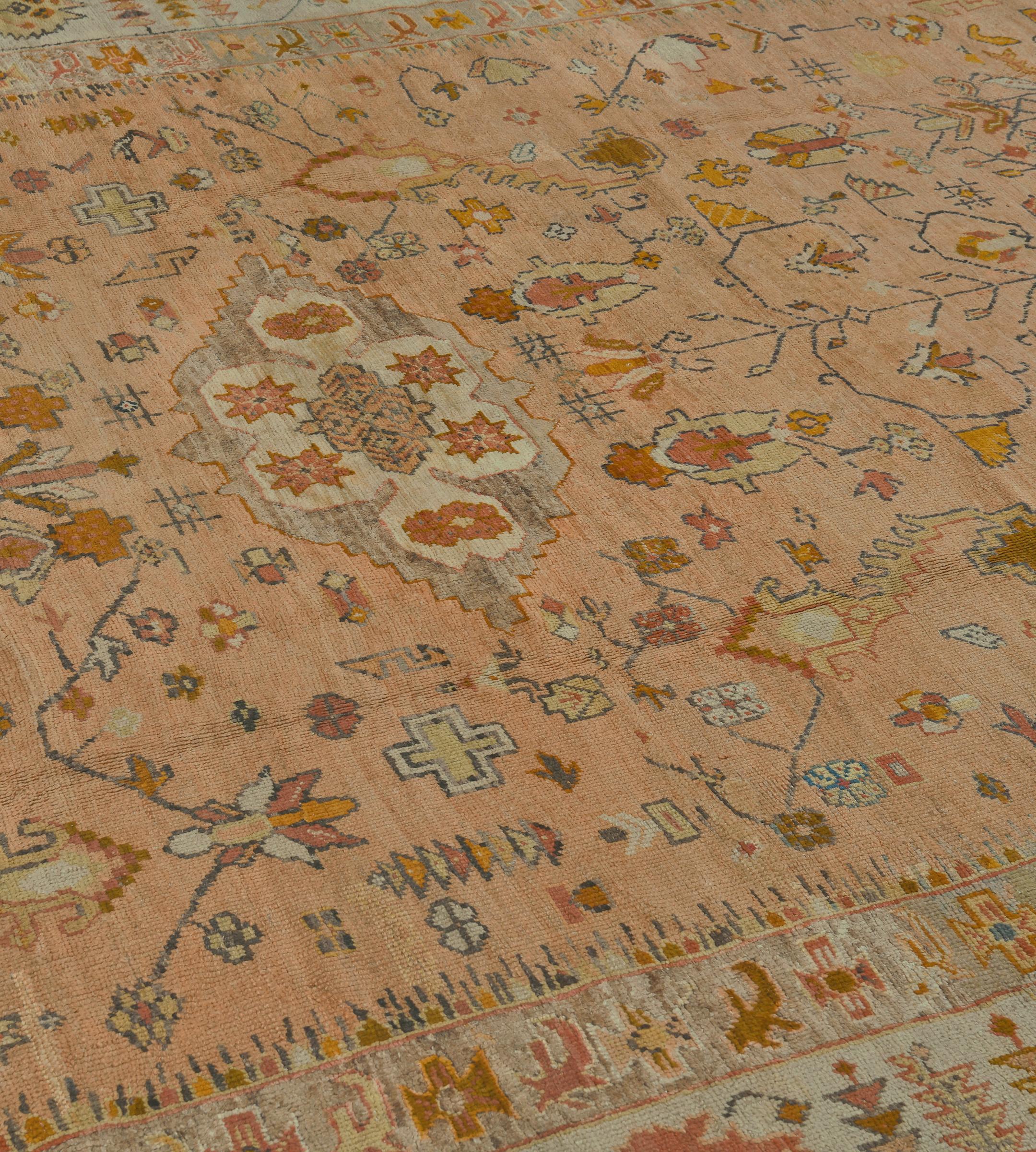 Tappeto Anatolian Oushak tessuto a mano in lana antica CIRCA 1880 con fiori rosa in vendita 2