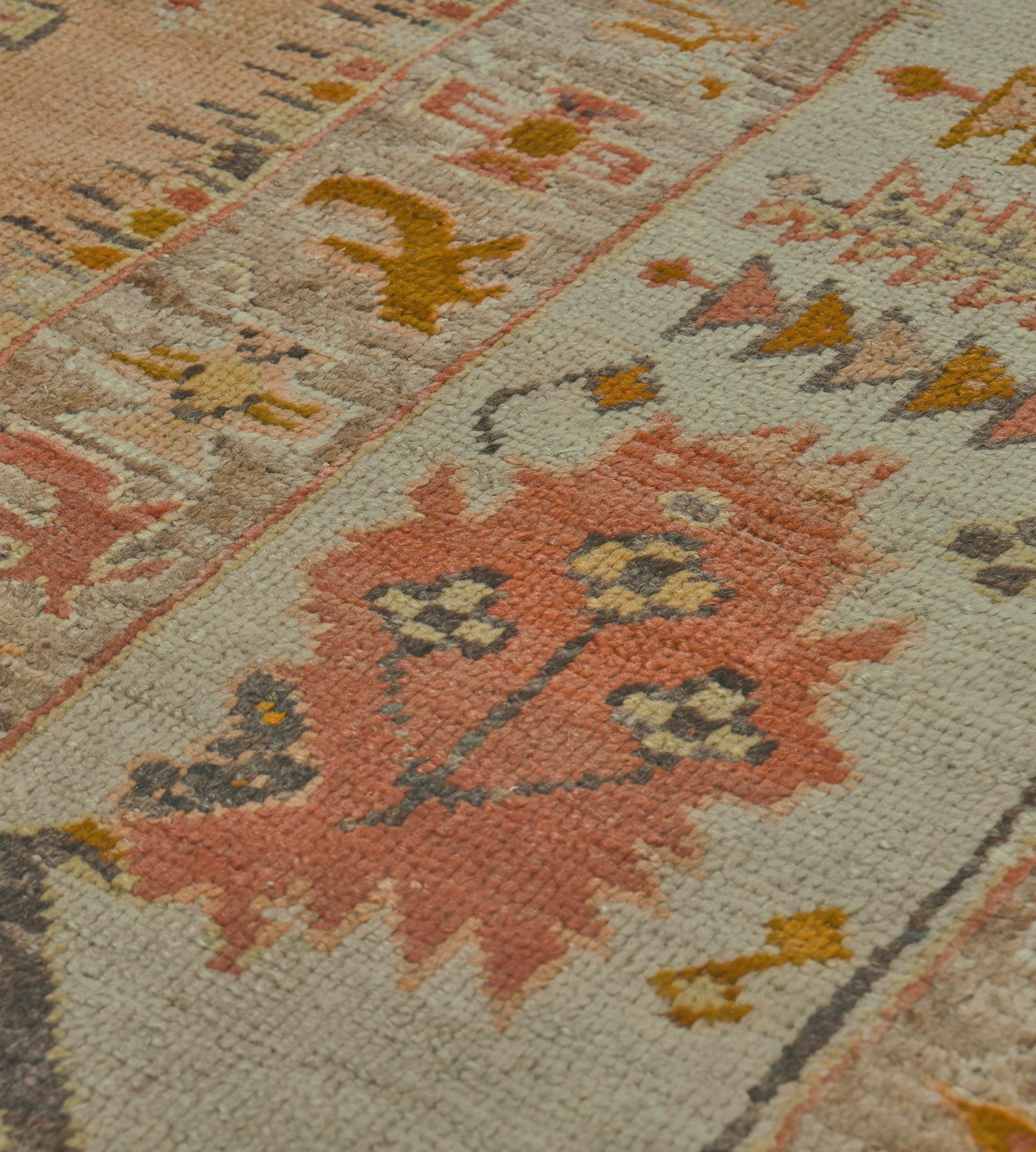 Tappeto Anatolian Oushak tessuto a mano in lana antica CIRCA 1880 con fiori rosa in vendita 3