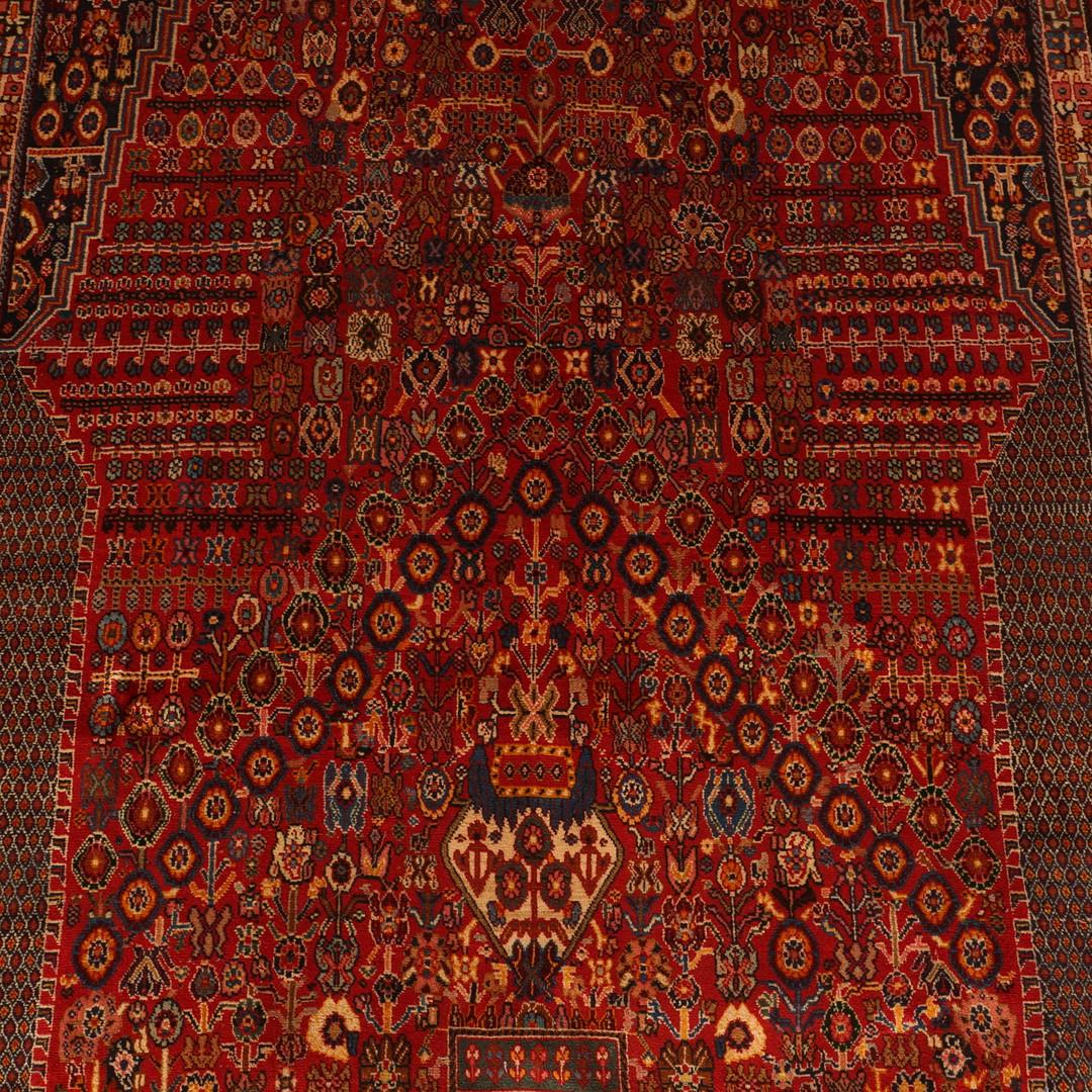 Handgewebter Teppich Nazami aus Wolle mit traditionellem, geblümtem Rost (Stammeskunst) im Angebot