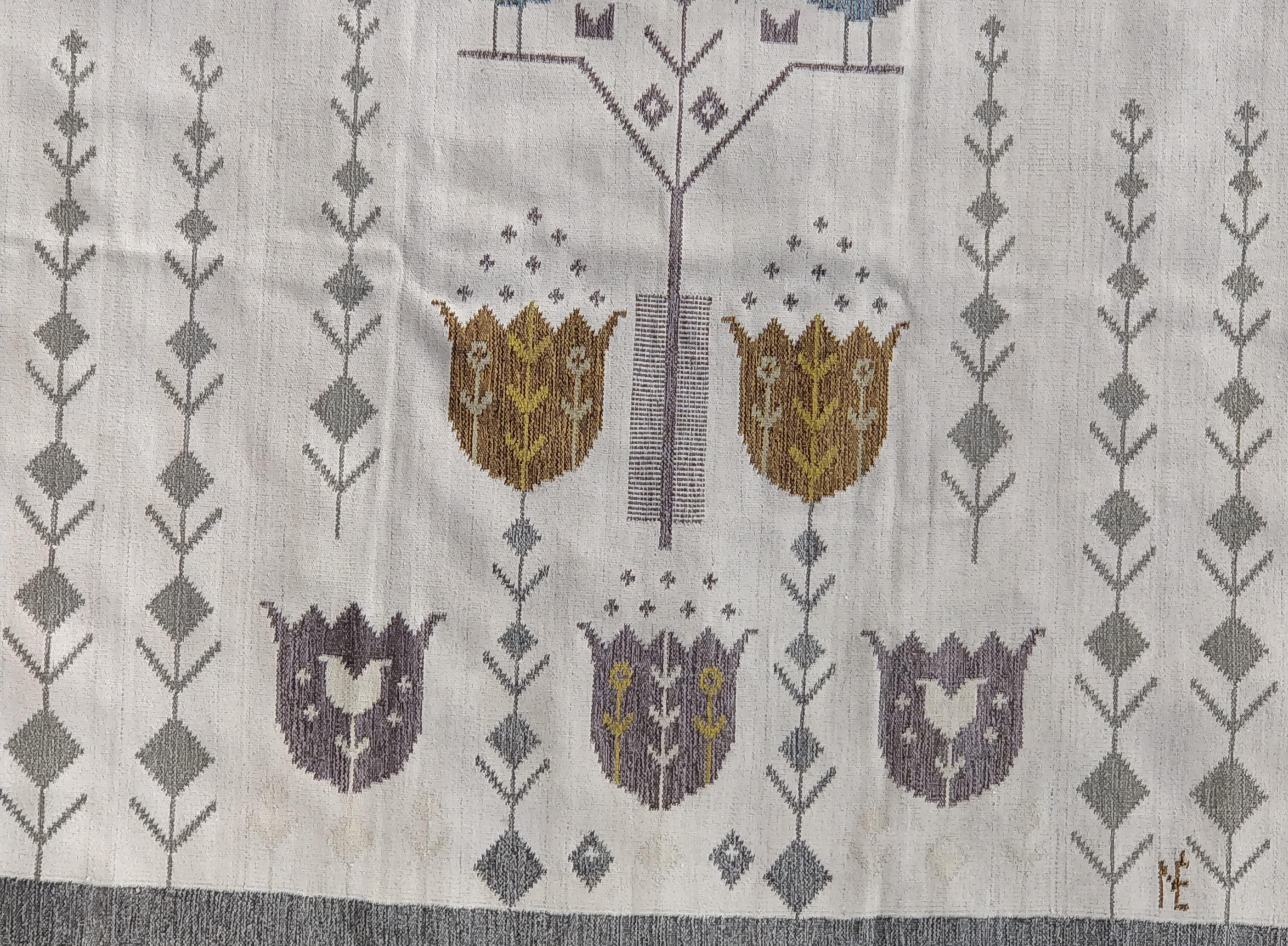 Handgewebter Wollteppich Stilisierte Vögel und Tulpen - Eva Nemeth Monogramm (Swedish) im Angebot