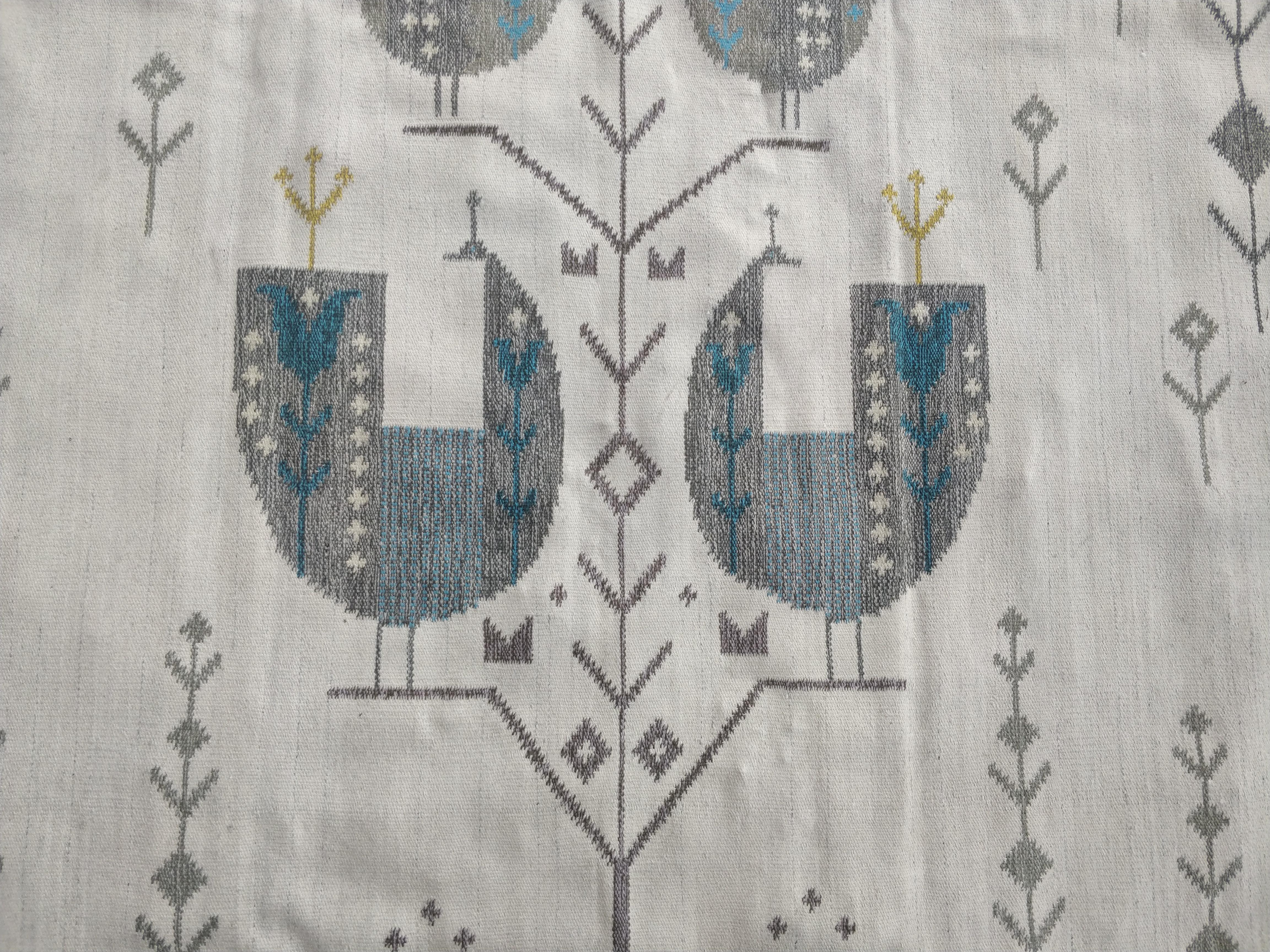 Handgewebter Wollteppich Stilisierte Vögel und Tulpen - Eva Nemeth Monogramm (Wolle) im Angebot