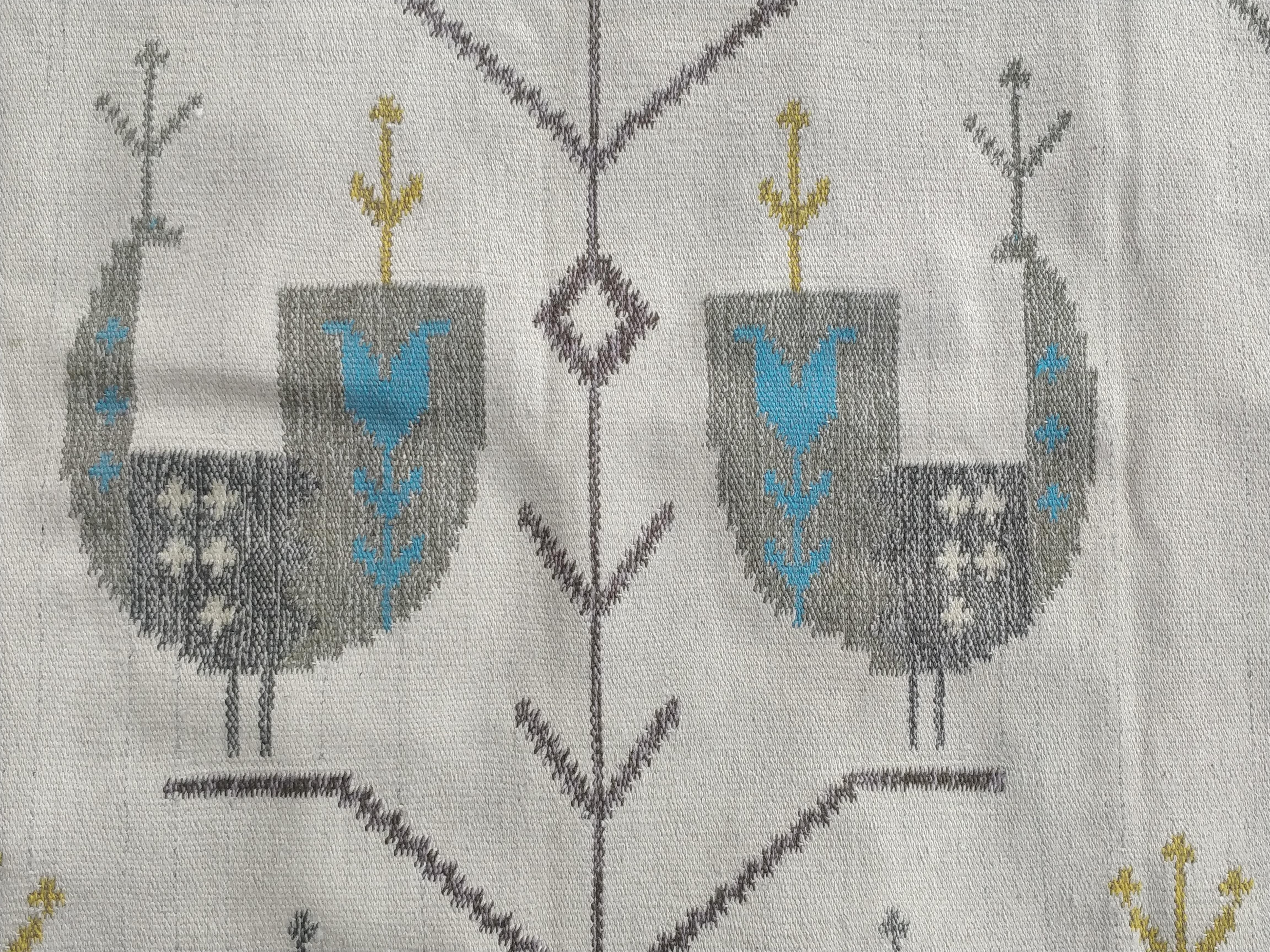 Handgewebter Wollteppich Stilisierte Vögel und Tulpen - Eva Nemeth Monogramm im Angebot 1