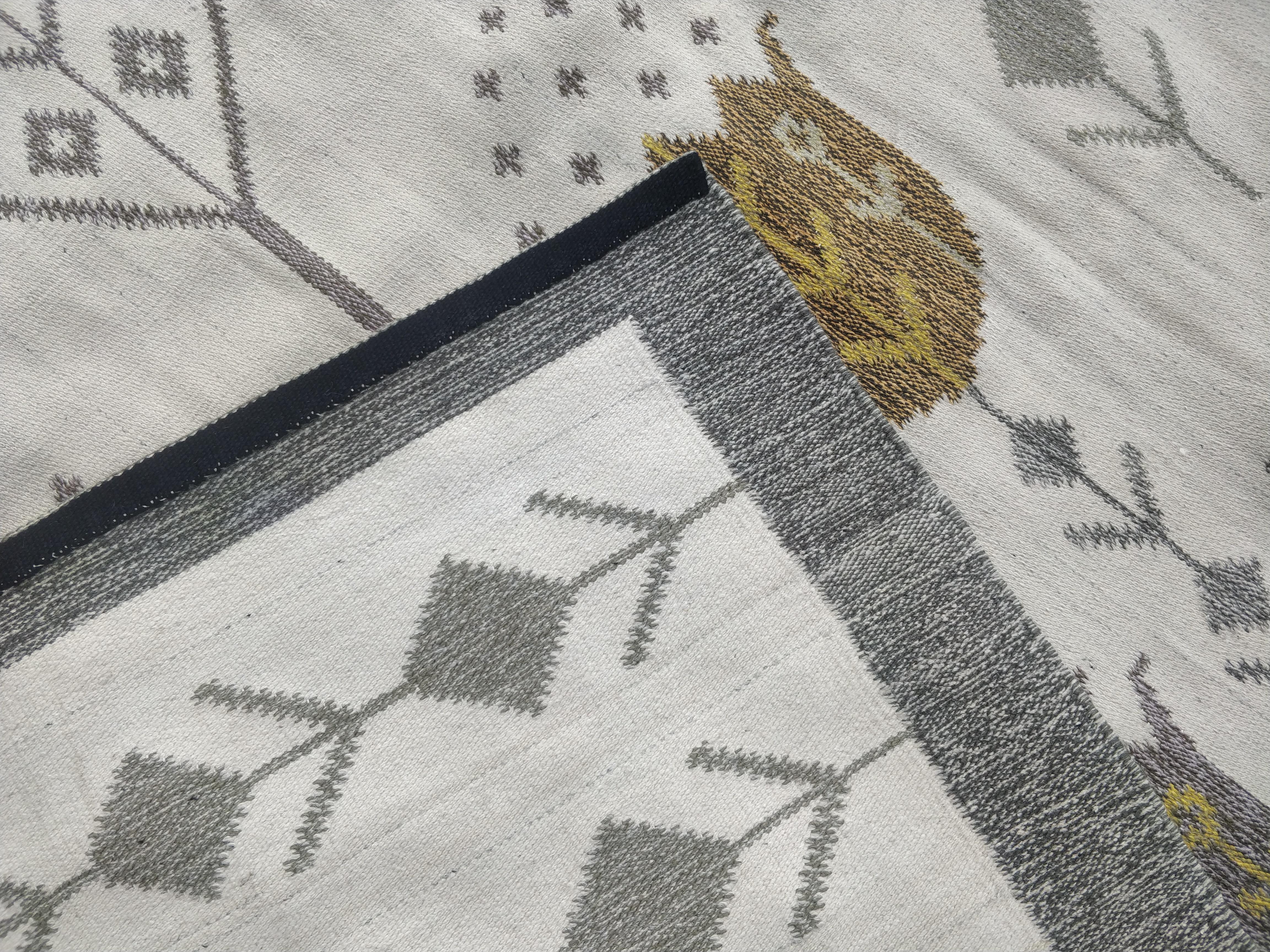 Handgewebter Wollteppich Stilisierte Vögel und Tulpen - Eva Nemeth Monogramm im Angebot 2
