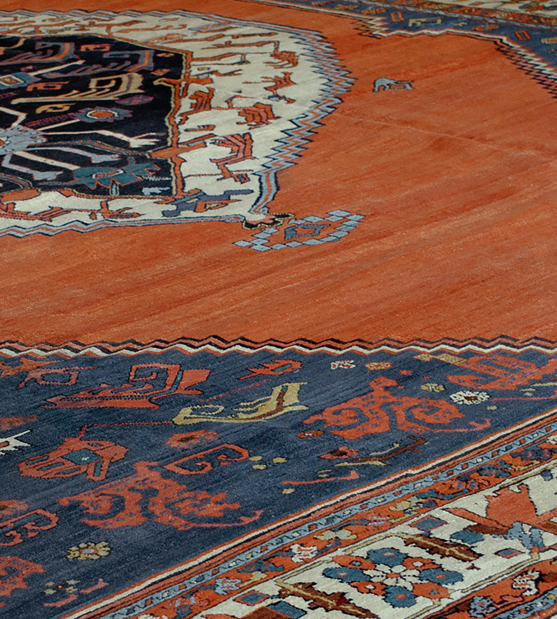 Tissé à la main Tapis Serapi en laine tissé à la main à la fin du 19e siècle dans le nord-ouest de la Perse en vente