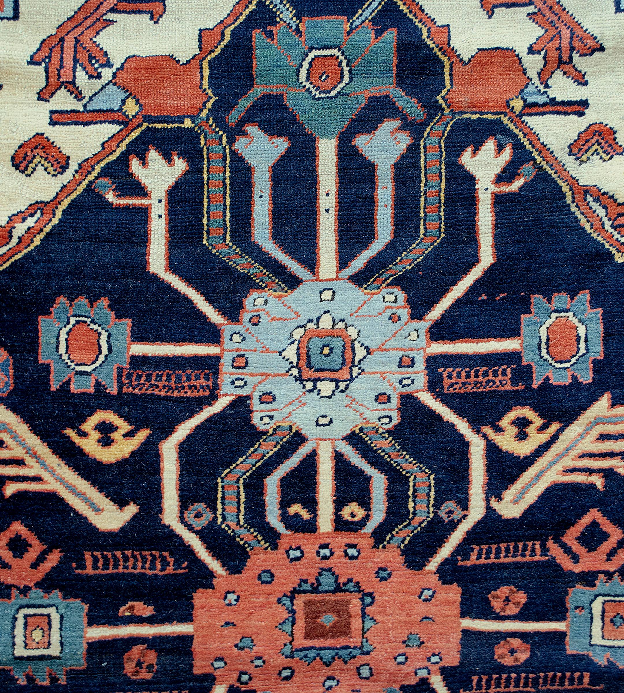 Tapis Serapi en laine tissé à la main à la fin du 19e siècle dans le nord-ouest de la Perse Bon état - En vente à West Hollywood, CA