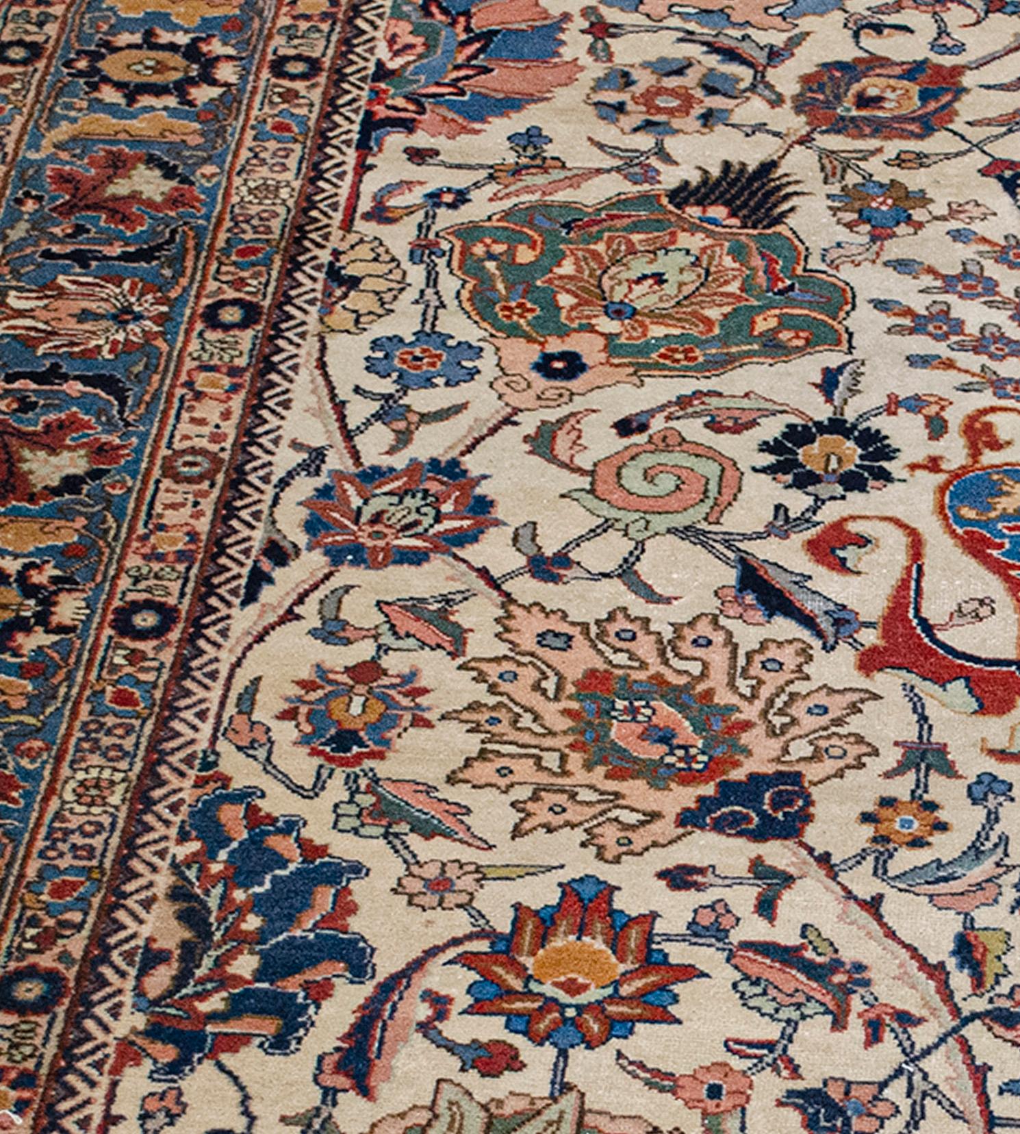 Persiano Tabriz persiano in lana intrecciata a mano con motivi floreali multicolore, circa fine XIX secolo in vendita