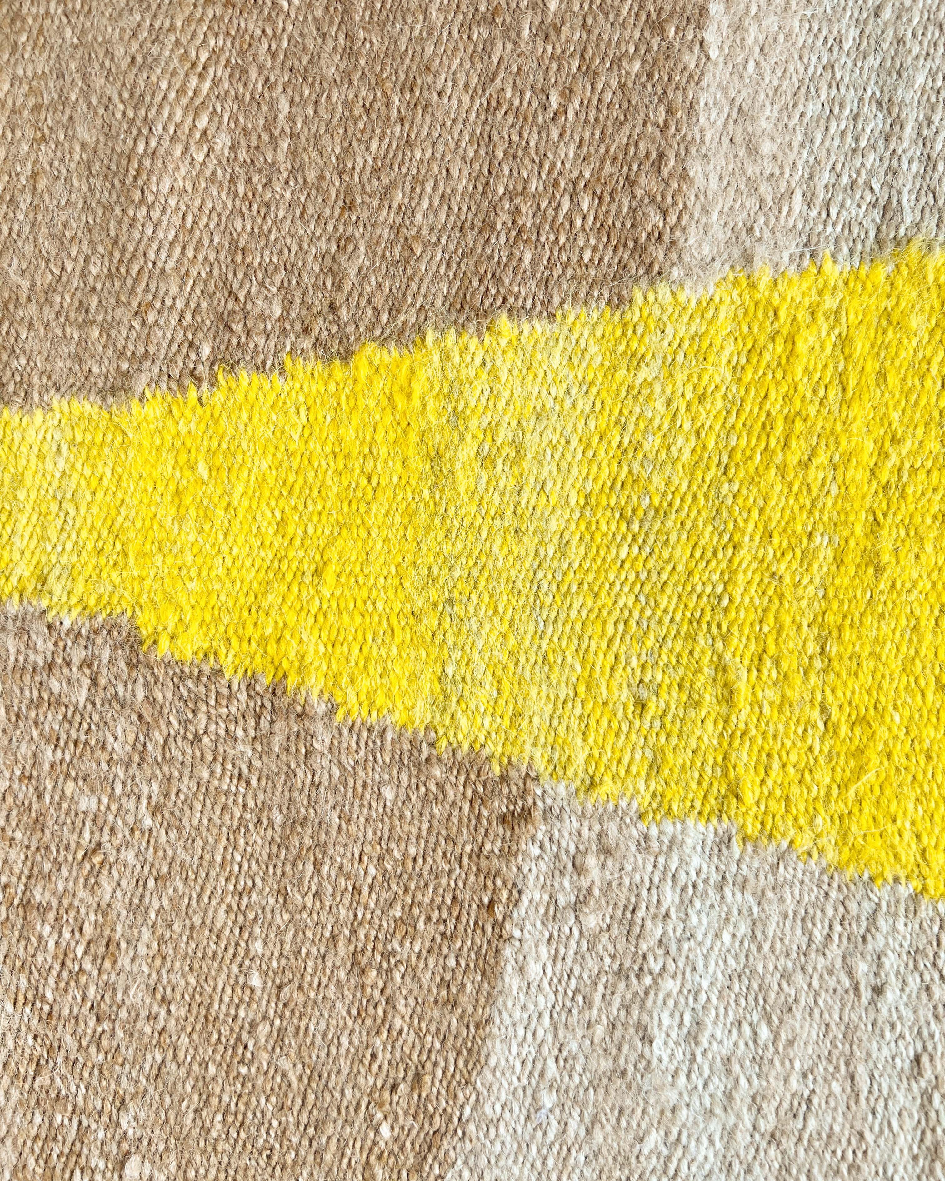 Handgewebter Wollteppich „Yellow Tones“ von Luis Wells (Moderne) im Angebot