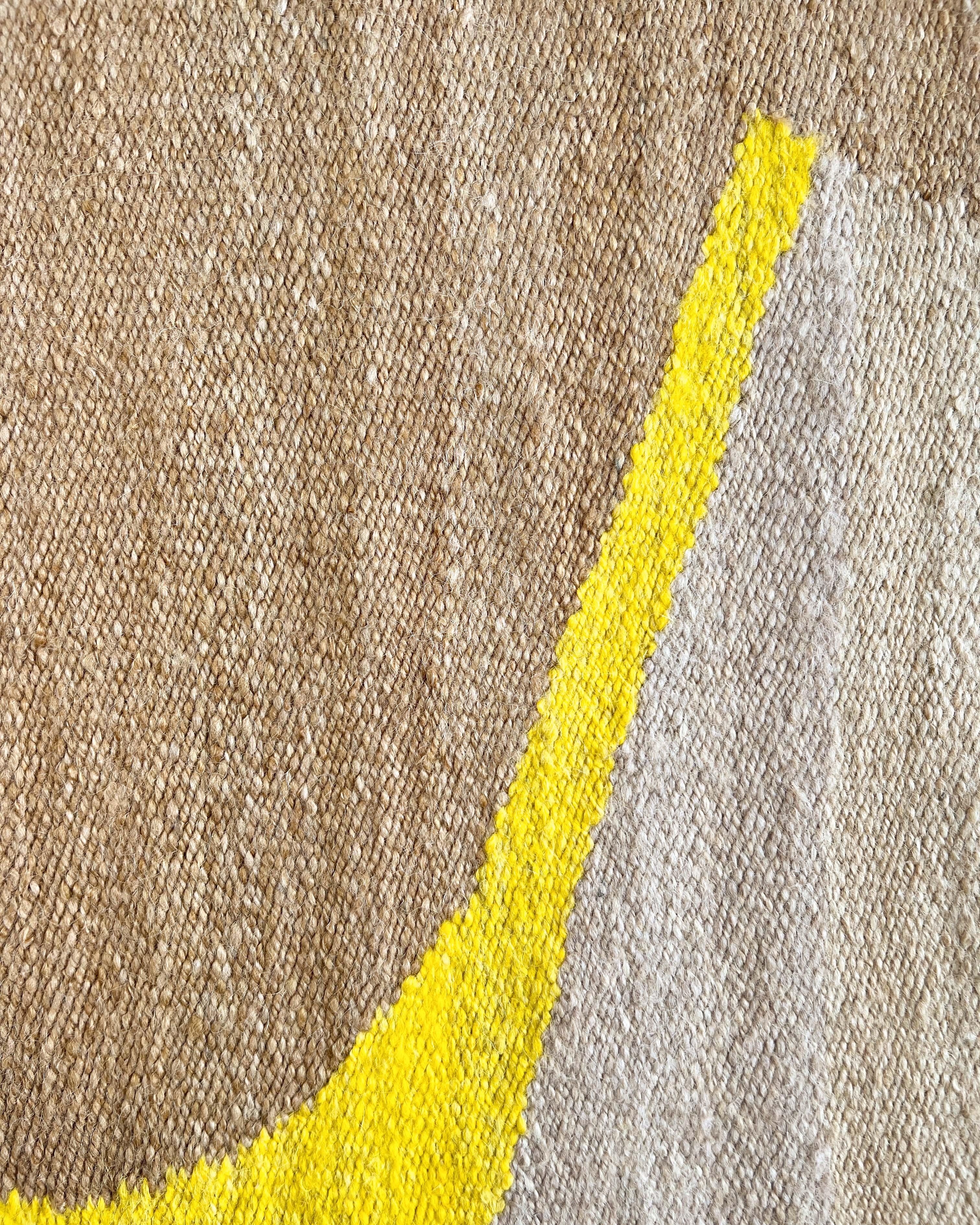 Handgewebter Wollteppich „Yellow Tones“ von Luis Wells (Argentinisch) im Angebot