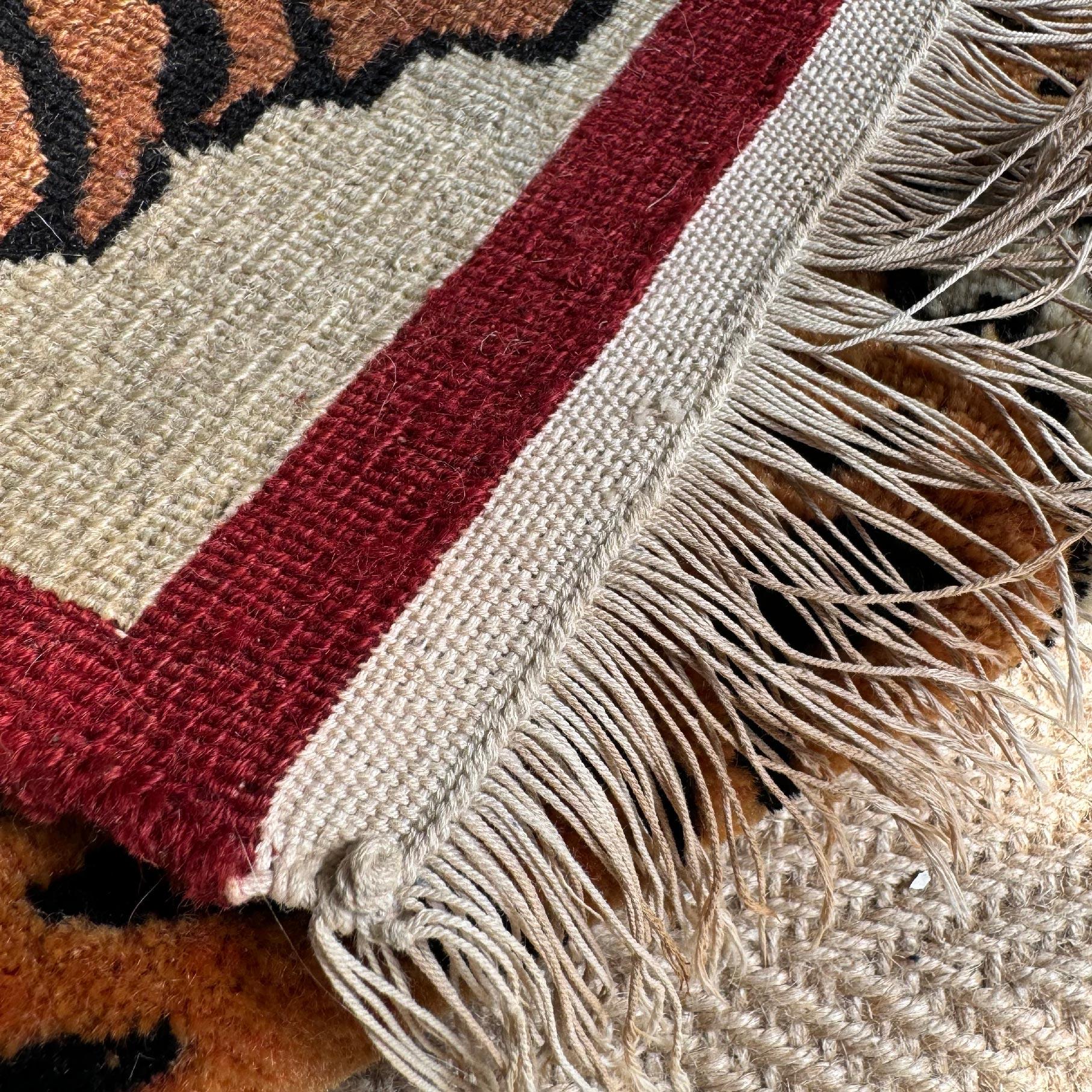 Tappeto tibetano a tigre in lana intrecciata a mano anni '50 in vendita 7