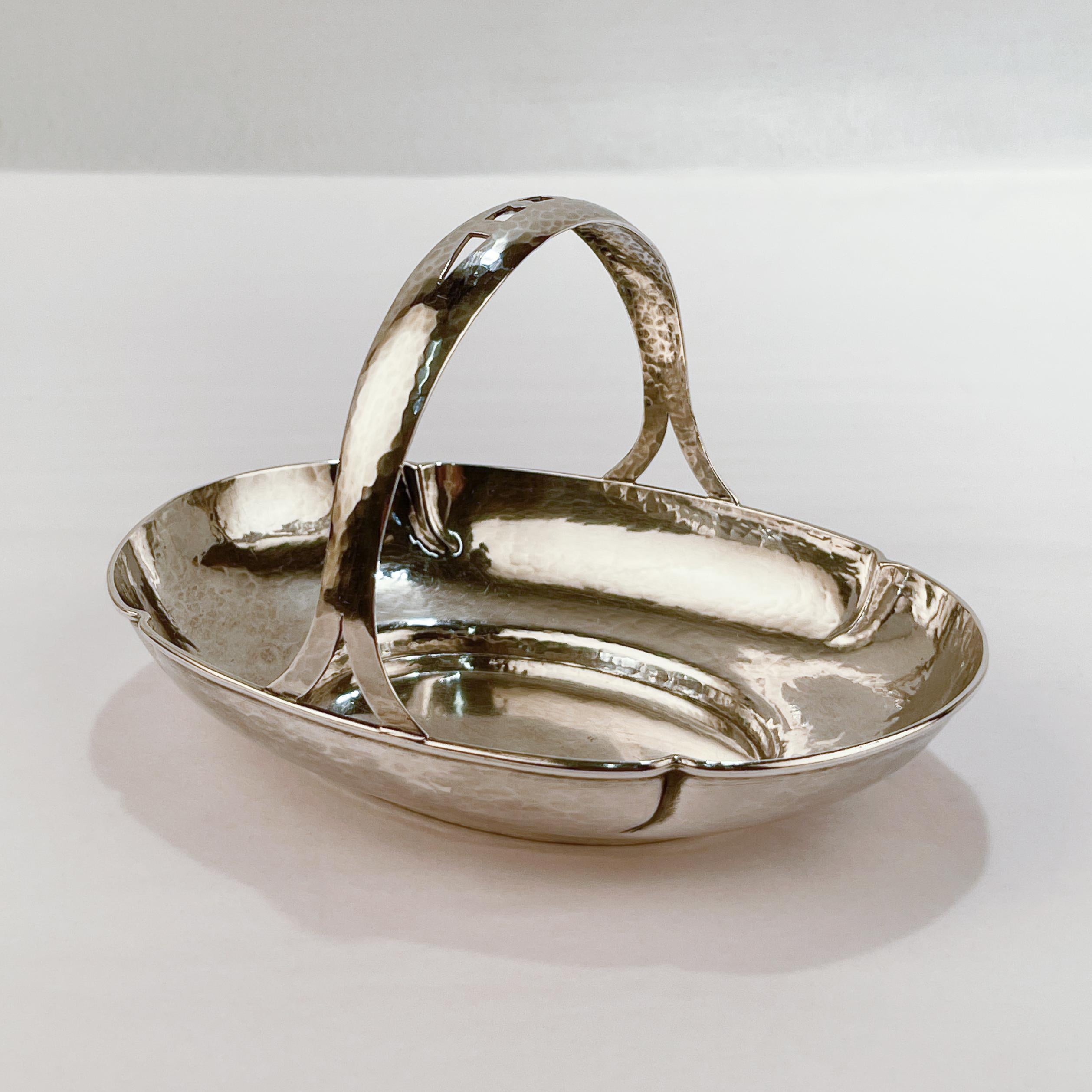 Cesta de plata de ley de Anna Eicher, forjada a mano según el arte y la artesanía americanos Artes y manualidades en venta