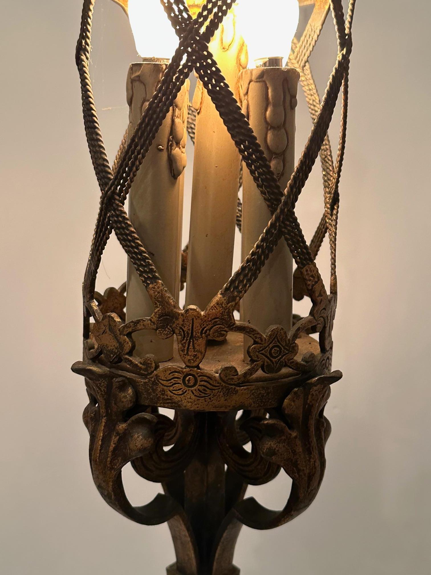 Handgeschmiedetete, vergoldete, italienische Vintage-Stehlampe aus Eisen, Fackeln im Angebot 5