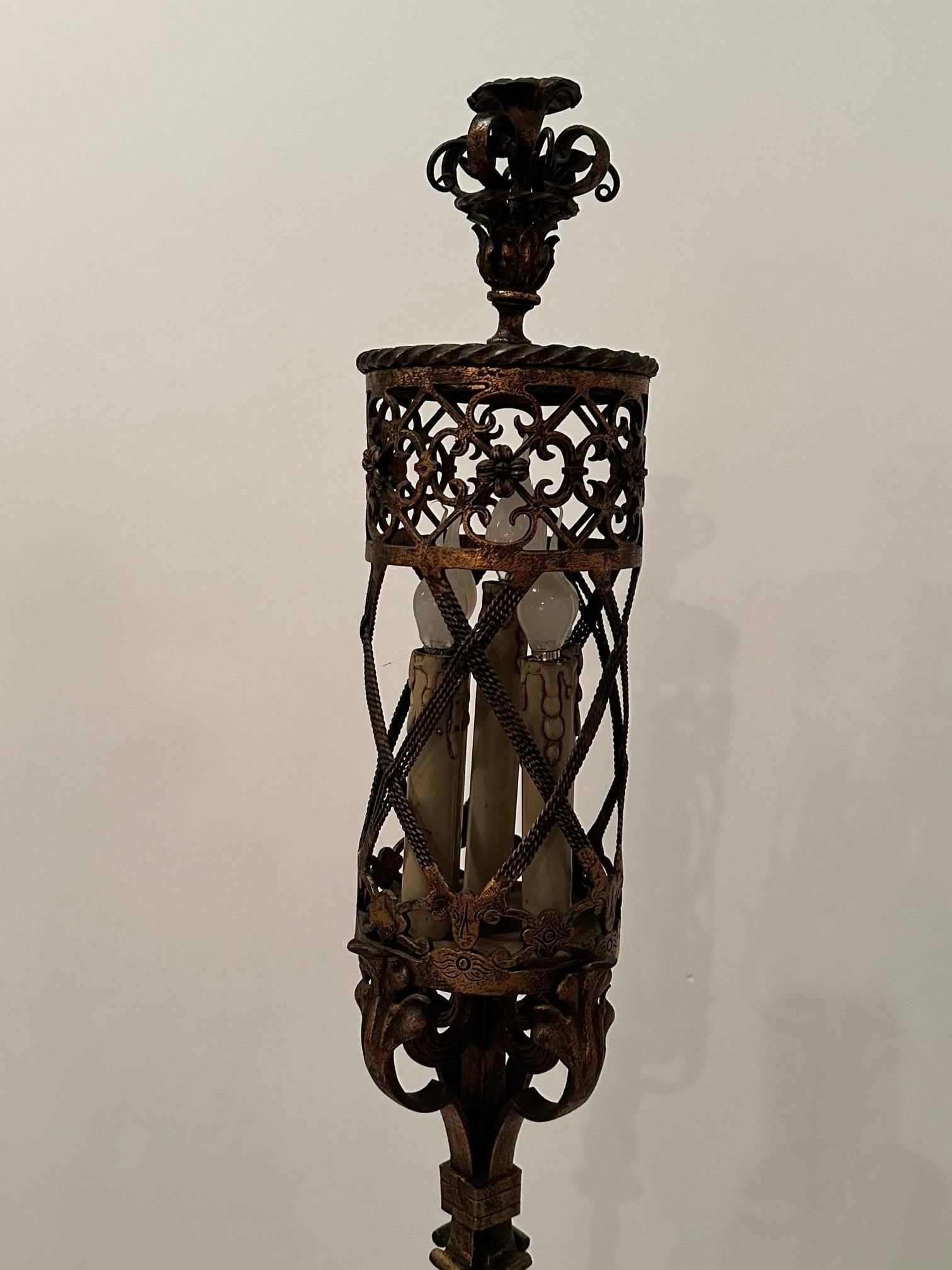 Handgeschmiedetete, vergoldete, italienische Vintage-Stehlampe aus Eisen, Fackeln im Angebot 6