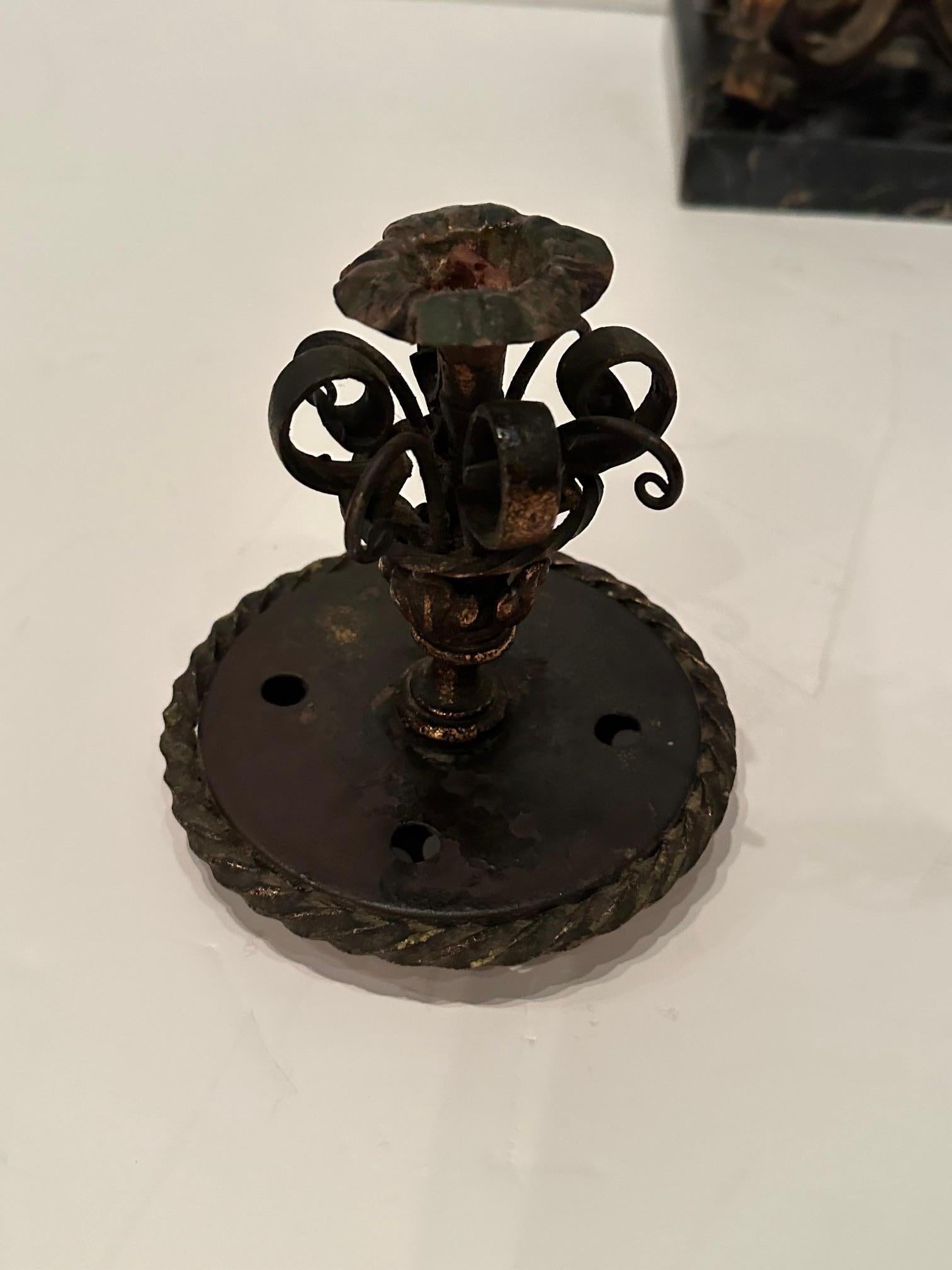Handgeschmiedetete, vergoldete, italienische Vintage-Stehlampe aus Eisen, Fackeln im Angebot 8