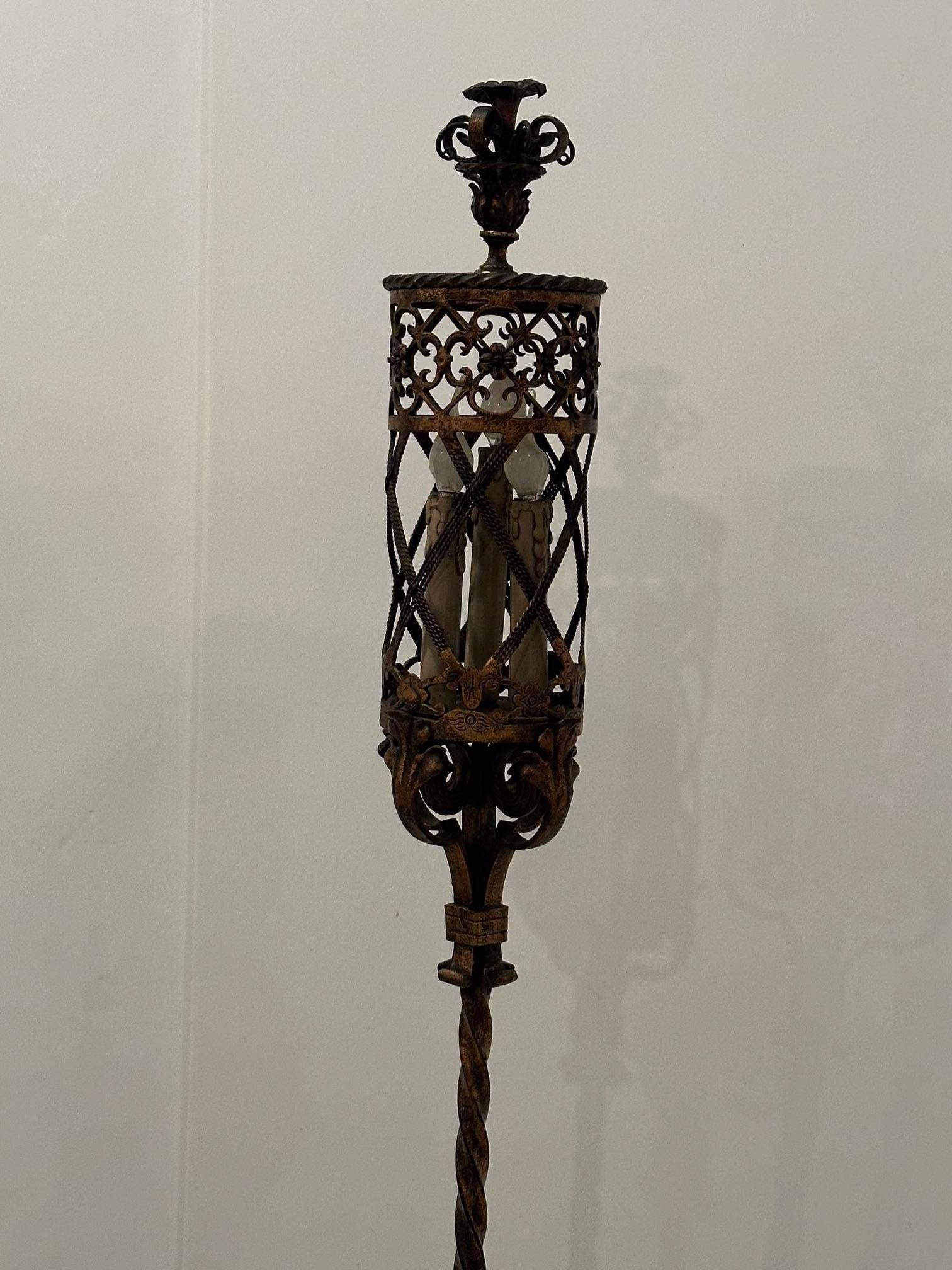 Handgeschmiedetete, vergoldete, italienische Vintage-Stehlampe aus Eisen, Fackeln im Angebot 11