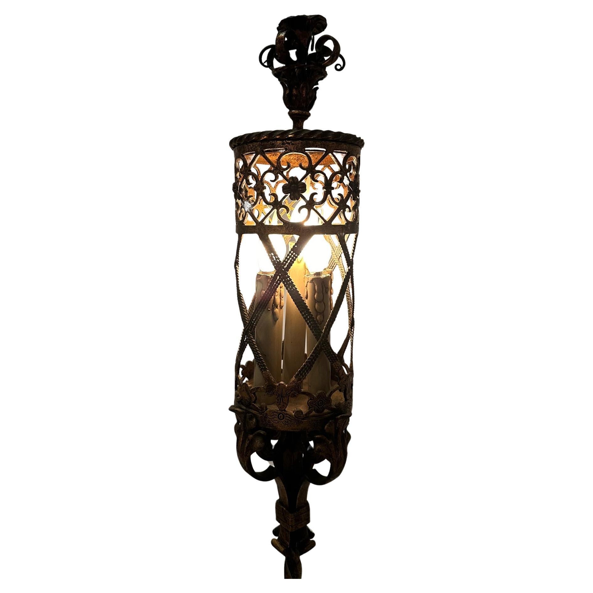 Schöne handgeschmiedete spanische Stehlampe aus Eisen mit wunderbarer Verarbeitung.  Das Bündel von 5 Kerzen im Inneren der Laterne ist dramatisch.
5