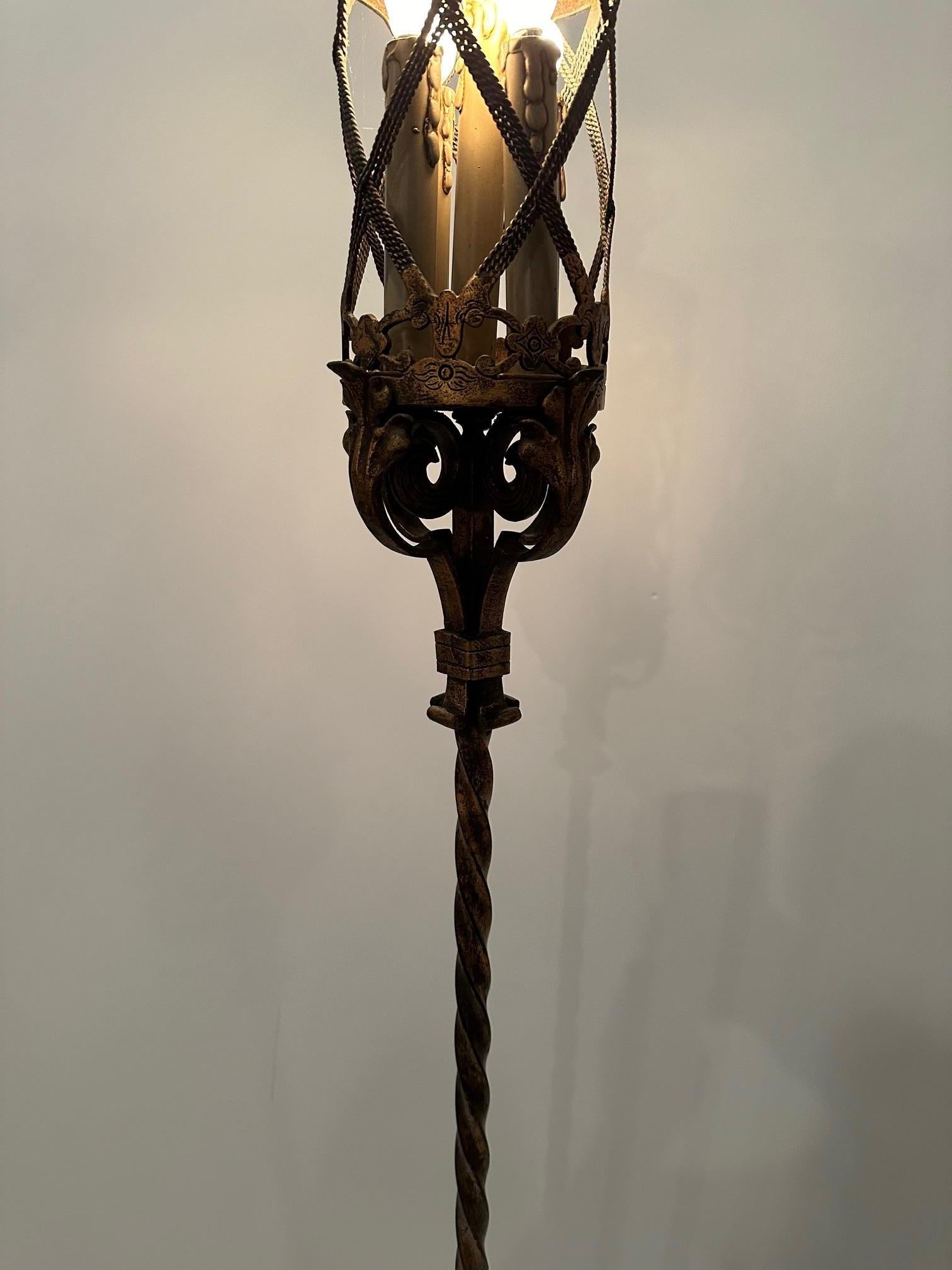Handgeschmiedetete, vergoldete, italienische Vintage-Stehlampe aus Eisen, Fackeln (Spanisch) im Angebot