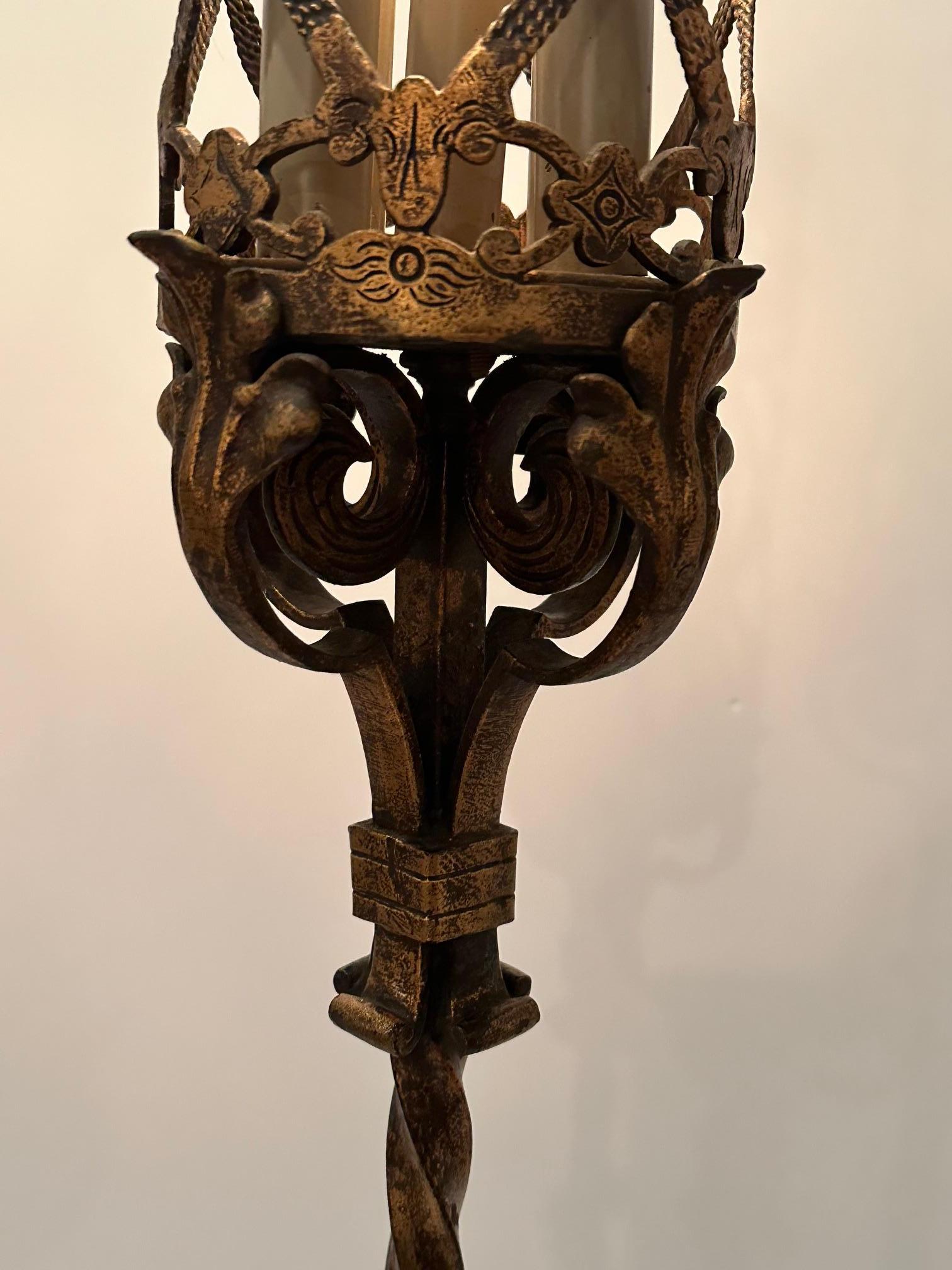 Handgeschmiedetete, vergoldete, italienische Vintage-Stehlampe aus Eisen, Fackeln im Zustand „Gut“ im Angebot in Hopewell, NJ